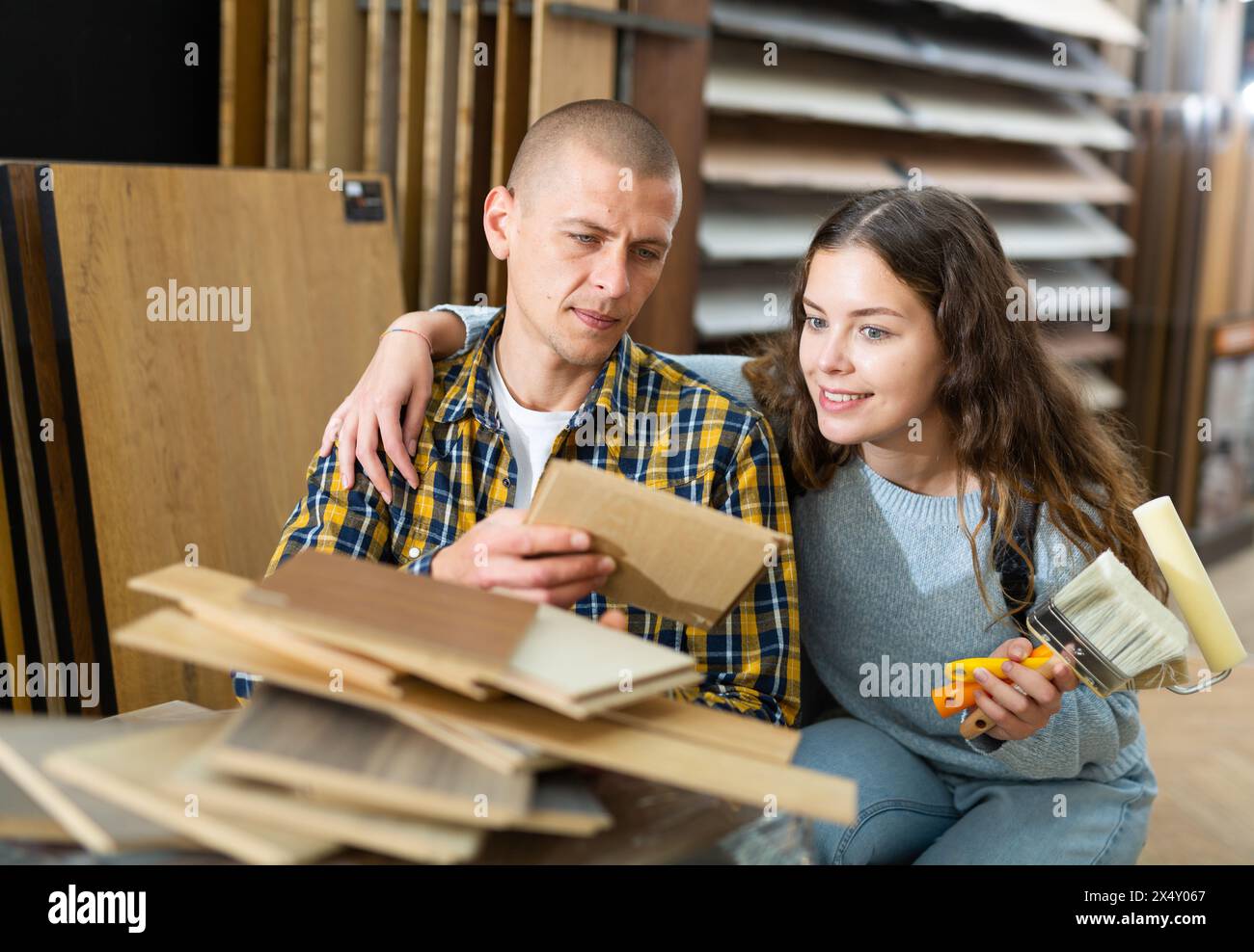 Accoppia con un campione di pavimento laminato in un negozio di costruzioni Foto Stock