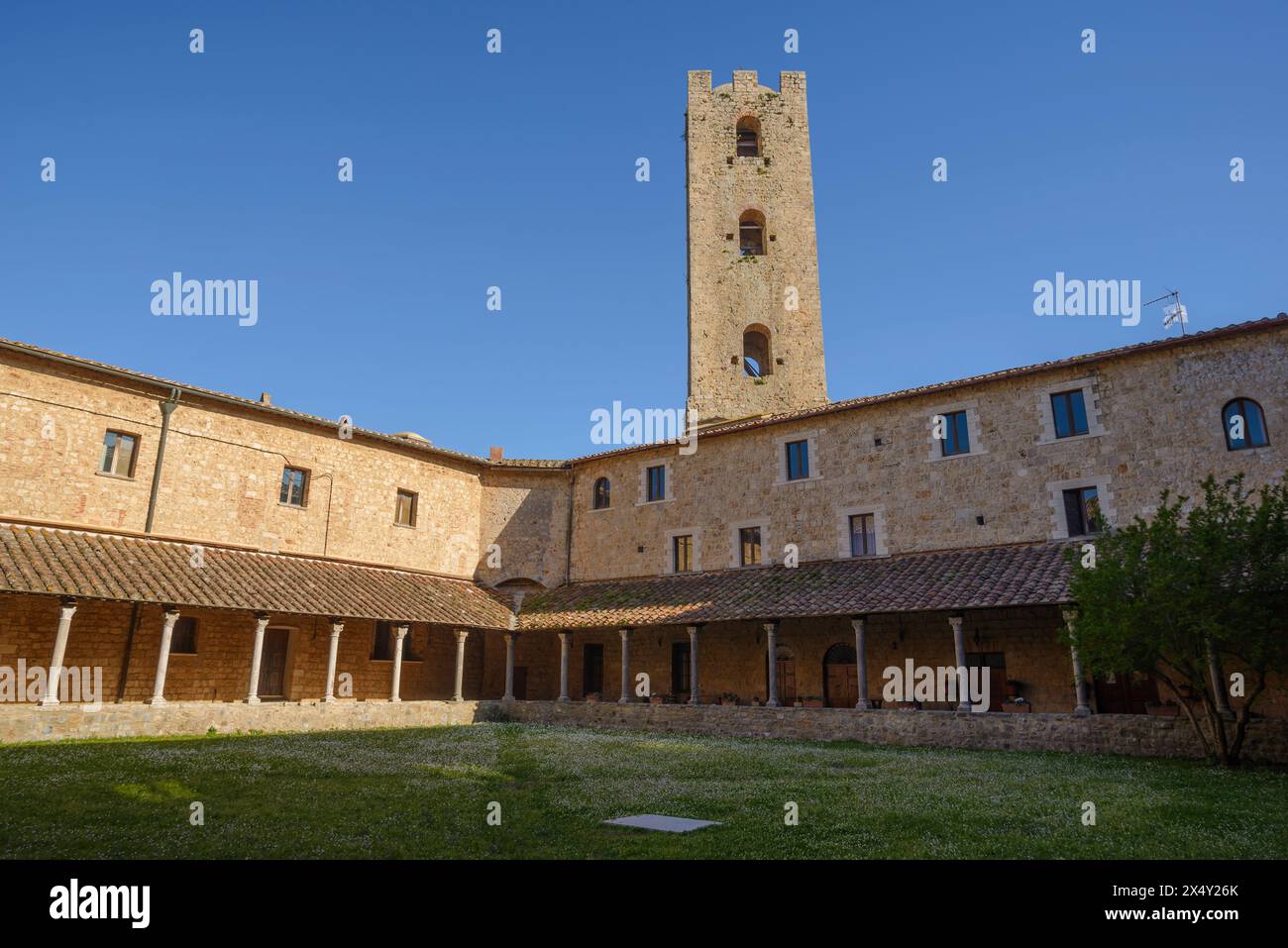 Chiostro della chiesa di S. Agostino con graziosi capitelli che sorreggono il tetto in legno. Massa Marittima, Toscana, Italia Foto Stock