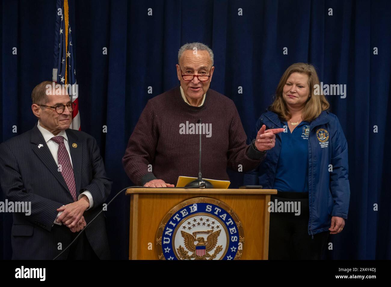 New York, Stati Uniti. 5 maggio 2024. Leader di maggioranza del Senato, il senatore statunitense Chuck Schumer (D-NY) annuncia la disponibilità di 400 milioni di dollari in nuovi fondi FED per aumentare la sicurezza e la sicurezza nelle sinagoghe, moschee e chiese a seguito delle minacce di bombe alle sinagoghe di New York ieri sera e alla luce delle crescenti minacce che minacciano così tanti luoghi di culto stanno affrontando a New York City. (Foto di Ron Adar/SOPA Images/Sipa USA) credito: SIPA USA/Alamy Live News Foto Stock