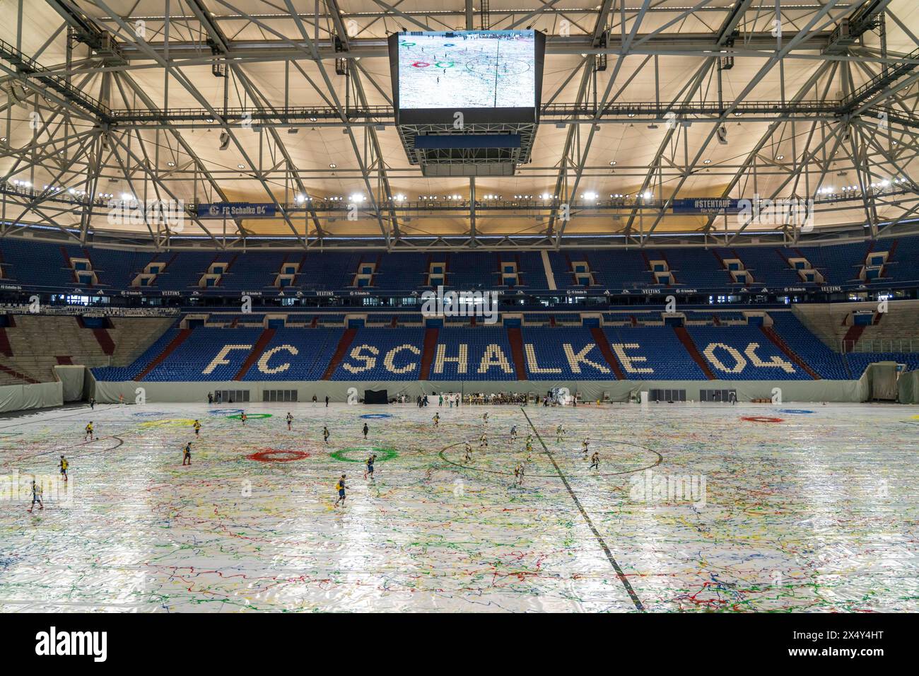 Weltrekord in der Arena auf Schalke, das größte Bild der Welt, mit 13.033,85qm wurde geschaffen, 55 FußballerInnen aus 15 Nationen, spielten 12 berühmte Spielzüge der Fußballgeschichte nach, dabei lief in den 5-7 Minuten langen Spielphasen, kontinuierlich Farbe aus deinem Rucksack, der 25 Liter fasste, auf den der Boden der Arena, der mit einem speziellen Papier ausgelegt War, durch die Farbspuren und die Gemälde entstand ein riesiges Fußabdrücke, insgesamt wurden 8,500 Liter Acrylfarbe verwendet, die idee stammte vom Gelsenkirchener Künstler Christian Nienhaus, Kunstdrucke und Originalteile des B. Foto Stock