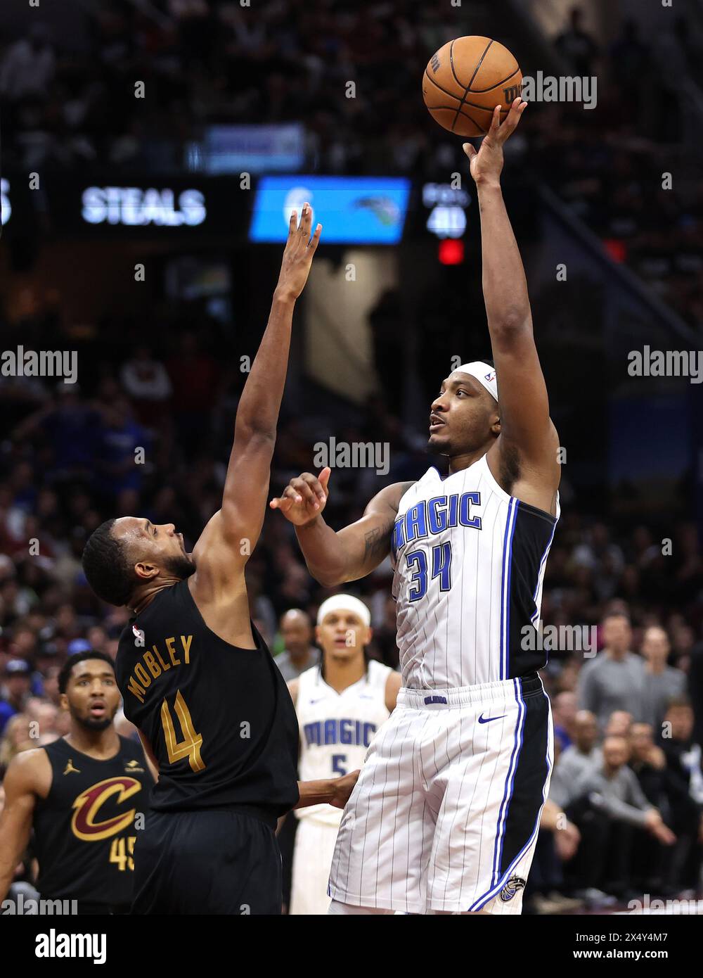 Cleveland, Stati Uniti. 5 maggio 2024. Wendell Carter Jr. (34) degli Orlando Magic spara contro i Cleveland Cavaliers Evan Mobley nella seconda metà del round di apertura della gara 7 della Eastern Conference al Rocket Mortgage Fieldhouse di Cleveland, Ohio, domenica 5 maggio 2024. Foto di Aaron Josefczyk/UPI credito: UPI/Alamy Live News Foto Stock