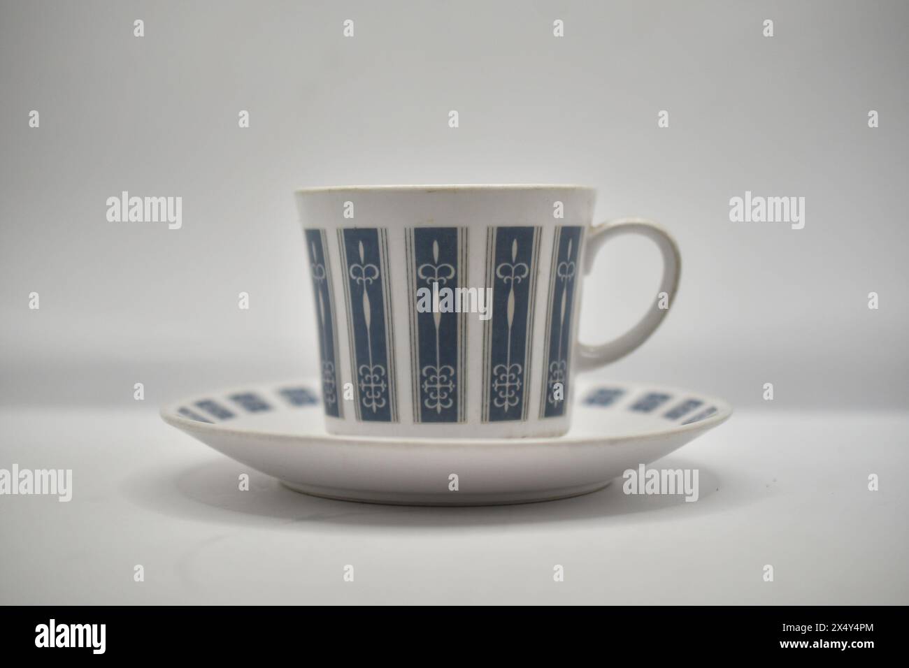 tazza da tè e piattino dal design bianco e blu retrò Foto Stock