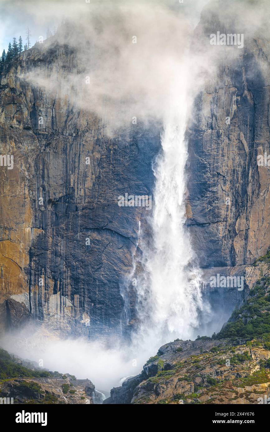 UPPER YOSEMITE FALL CHAPEL MEADOW YELLOWSTONE NATIONAL PARK CALIFORNIA USA Foto Stock