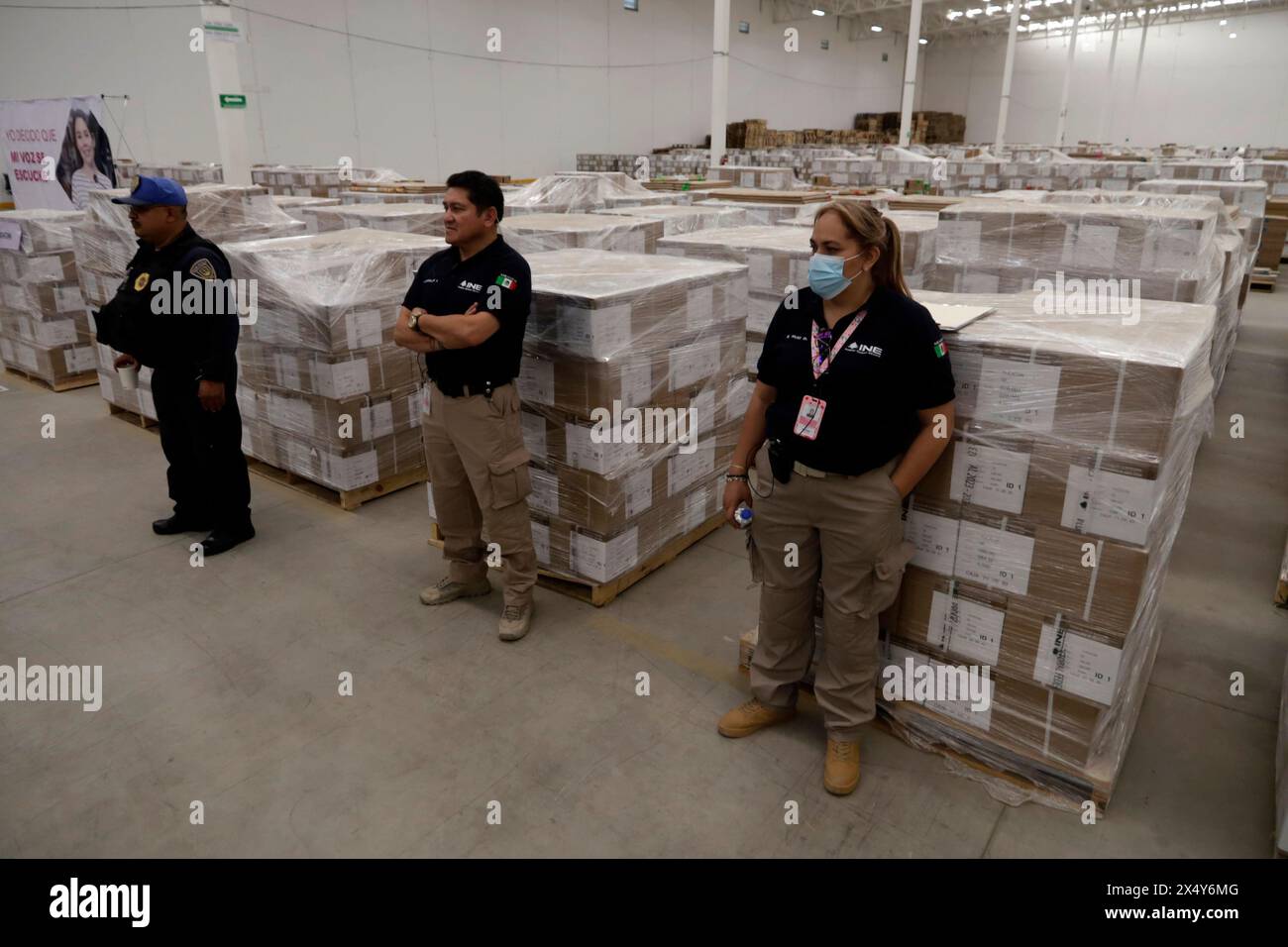 Tultepec, Messico. 3 maggio 2024. I funzionari elettorali sorvegliano i pacchetti elettorali che saranno utilizzati per le elezioni del Messico del 2 giugno 2024, durante una conferenza stampa all'inizio del ciclo di distribuzione della documentazione elettorale presso il Centro di distribuzione logistica di Tultepec. Il 3 maggio 2024 a città del Messico, Messico. (Foto di Luis Barron/Eyepix Group/Sipa USA) credito: SIPA USA/Alamy Live News Foto Stock