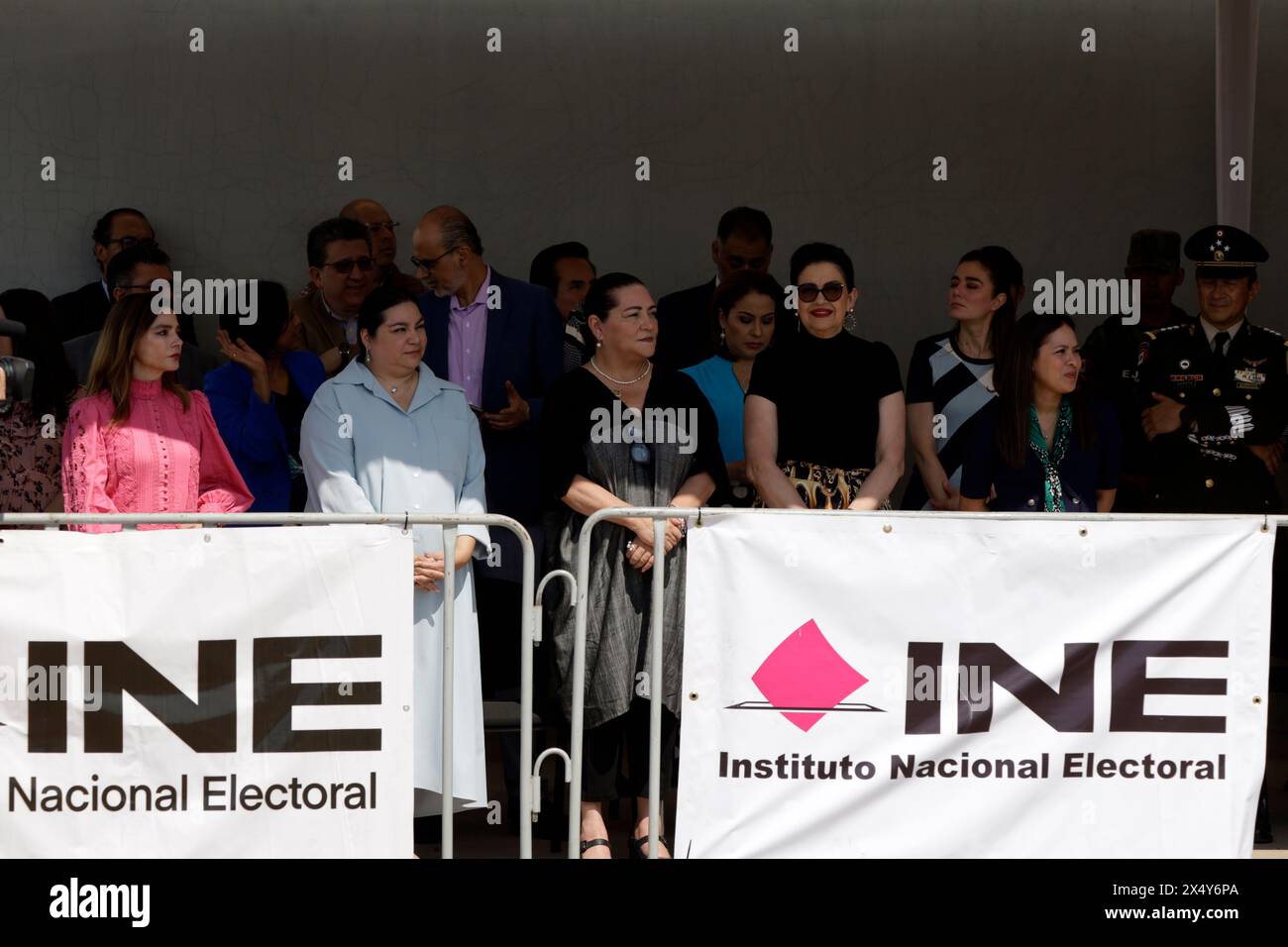 Tultepec, Messico. 3 maggio 2024. Il presidente dell'Istituto Nazionale elettorale (INE), Guadalupe Taddei osserva la partenza dei camion durante il ciclo di distribuzione dei pacchetti elettorali che saranno utilizzati per le elezioni del Messico del 2 giugno 2024, presso il Centro di distribuzione logistica di Tultepec. Il 3 maggio 2024 a città del Messico, Messico. (Foto di Luis Barron/Eyepix Group/Sipa USA) credito: SIPA USA/Alamy Live News Foto Stock