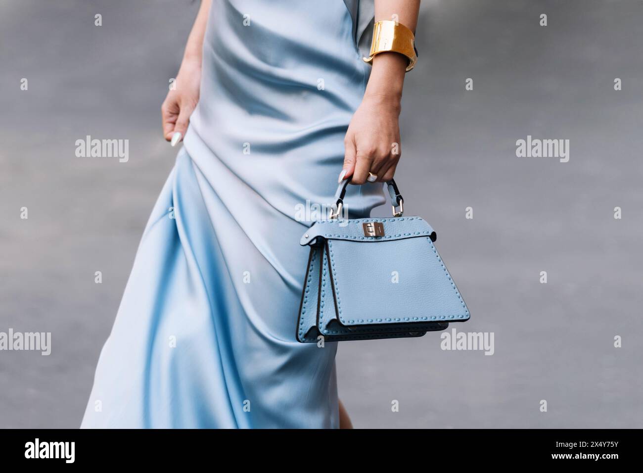 Milano, Italia - 21 febbraio 2024: Donna indossa la borsa Fendi Peekaboo, i dettagli dell'outfit fashion blogger, Street style. Foto Stock