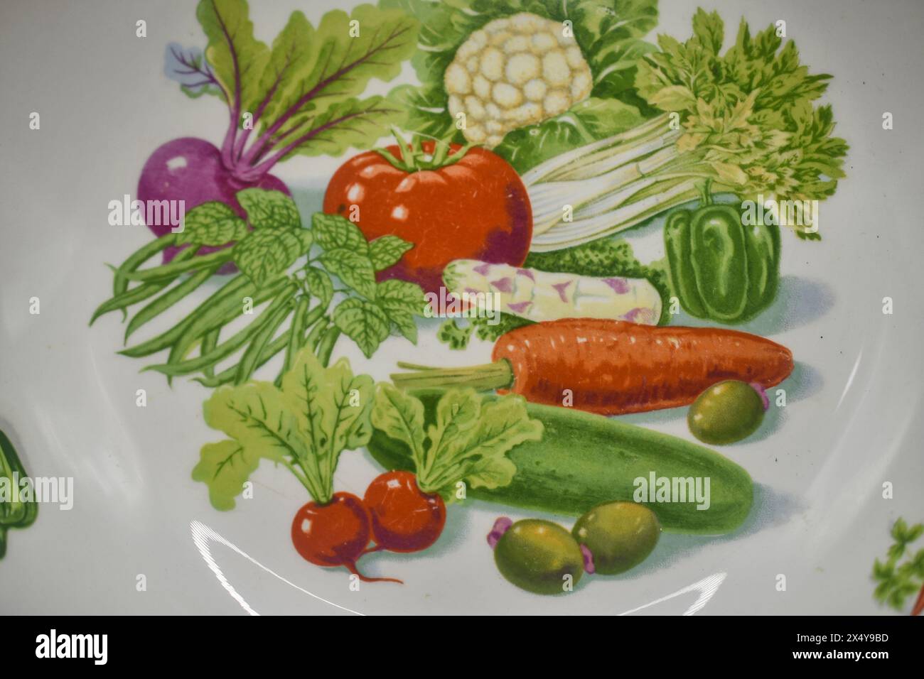 recipiente da portata retrò con verdure all'interno Foto Stock