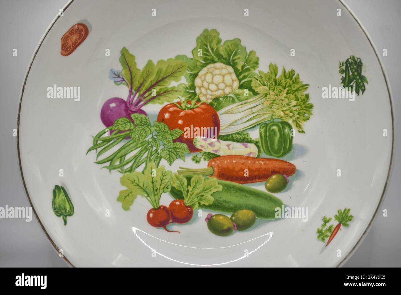 recipiente da portata retrò con verdure all'interno Foto Stock