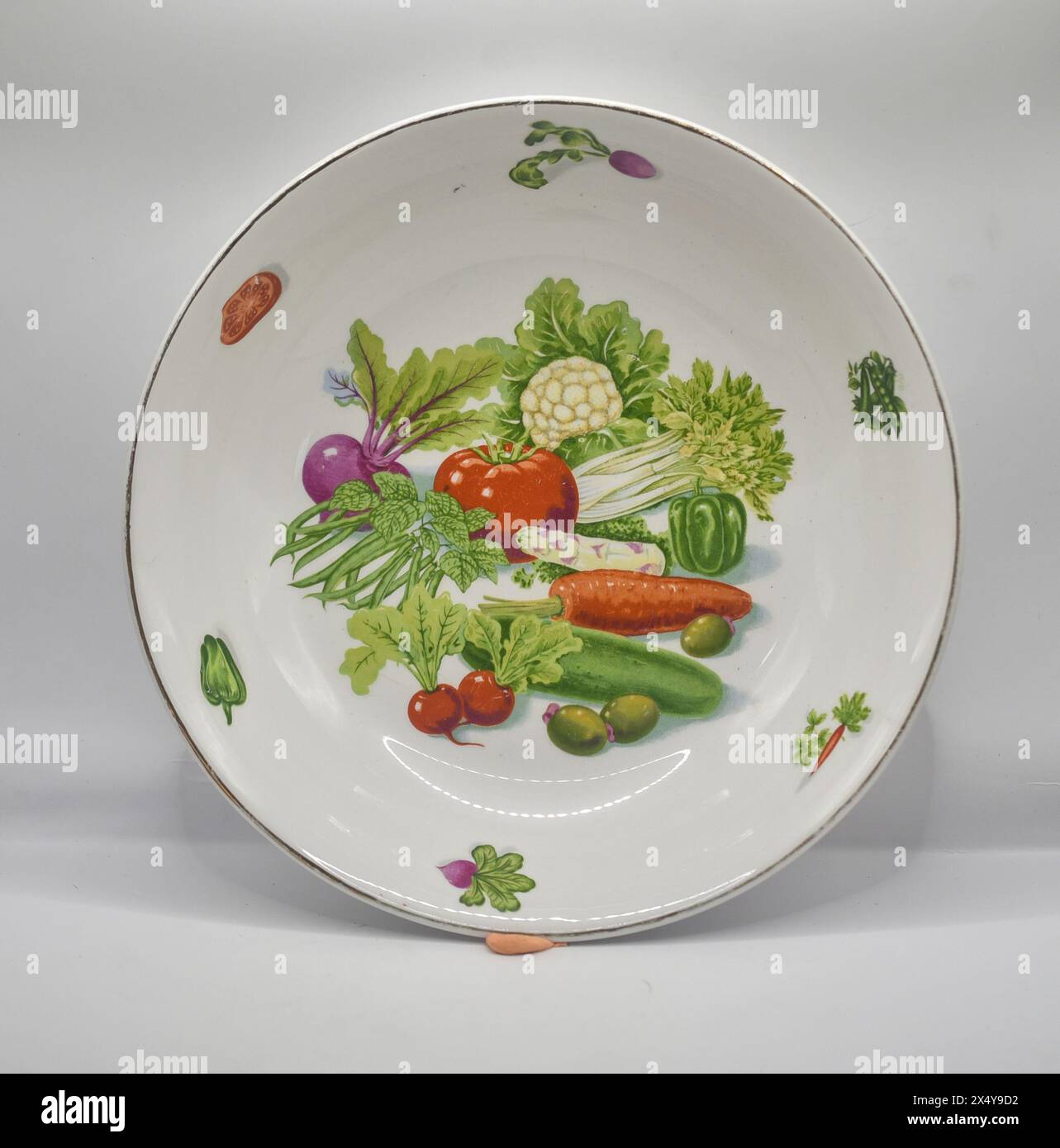 recipiente da portata retrò con verdure all'interno Foto Stock