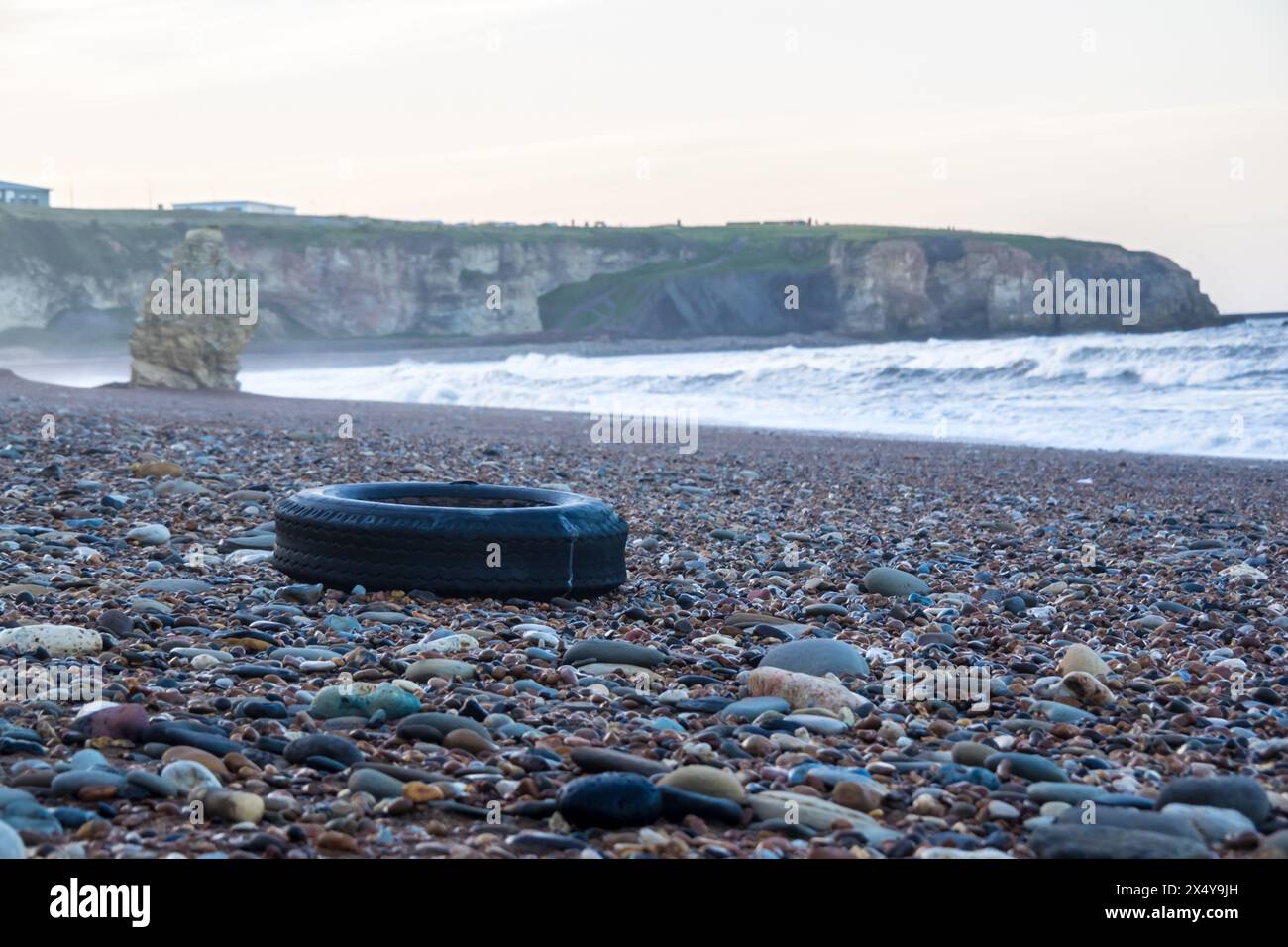 Un pneumatico abbandonato sulla spiaggia di Blast Beach, Seaham, contea di Durham, Regno Unito Foto Stock