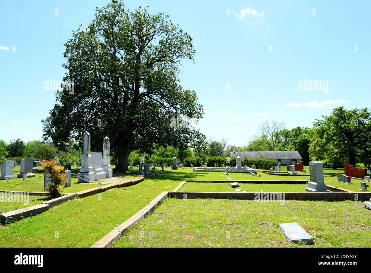 Cimitero situato a Troup, Texas, con vecchie tombe e marcatori Foto Stock