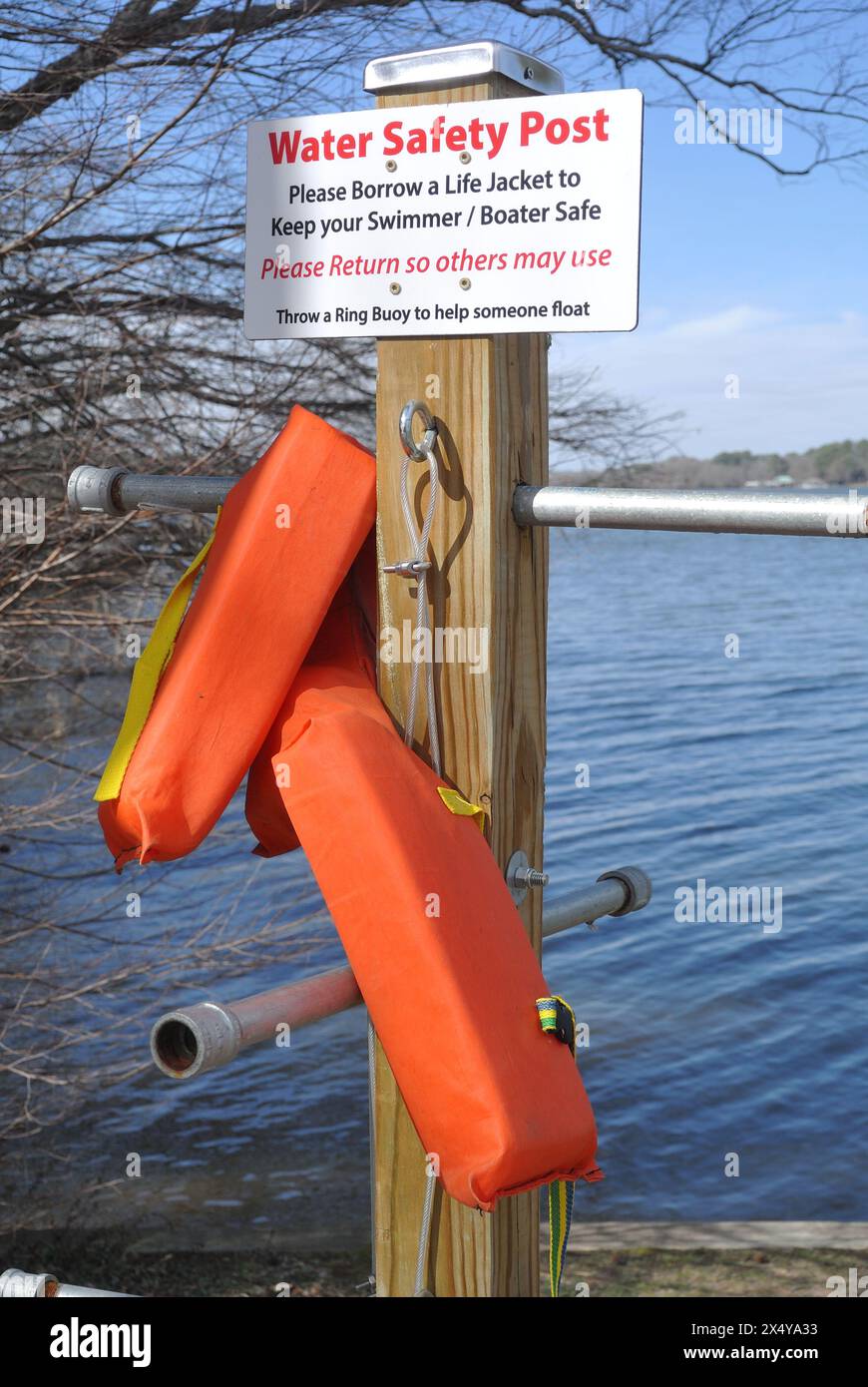 Life Jacket Boating Safety Post con giubbotto salvagente al molo delle barche sul lago Tyler. Foto Stock