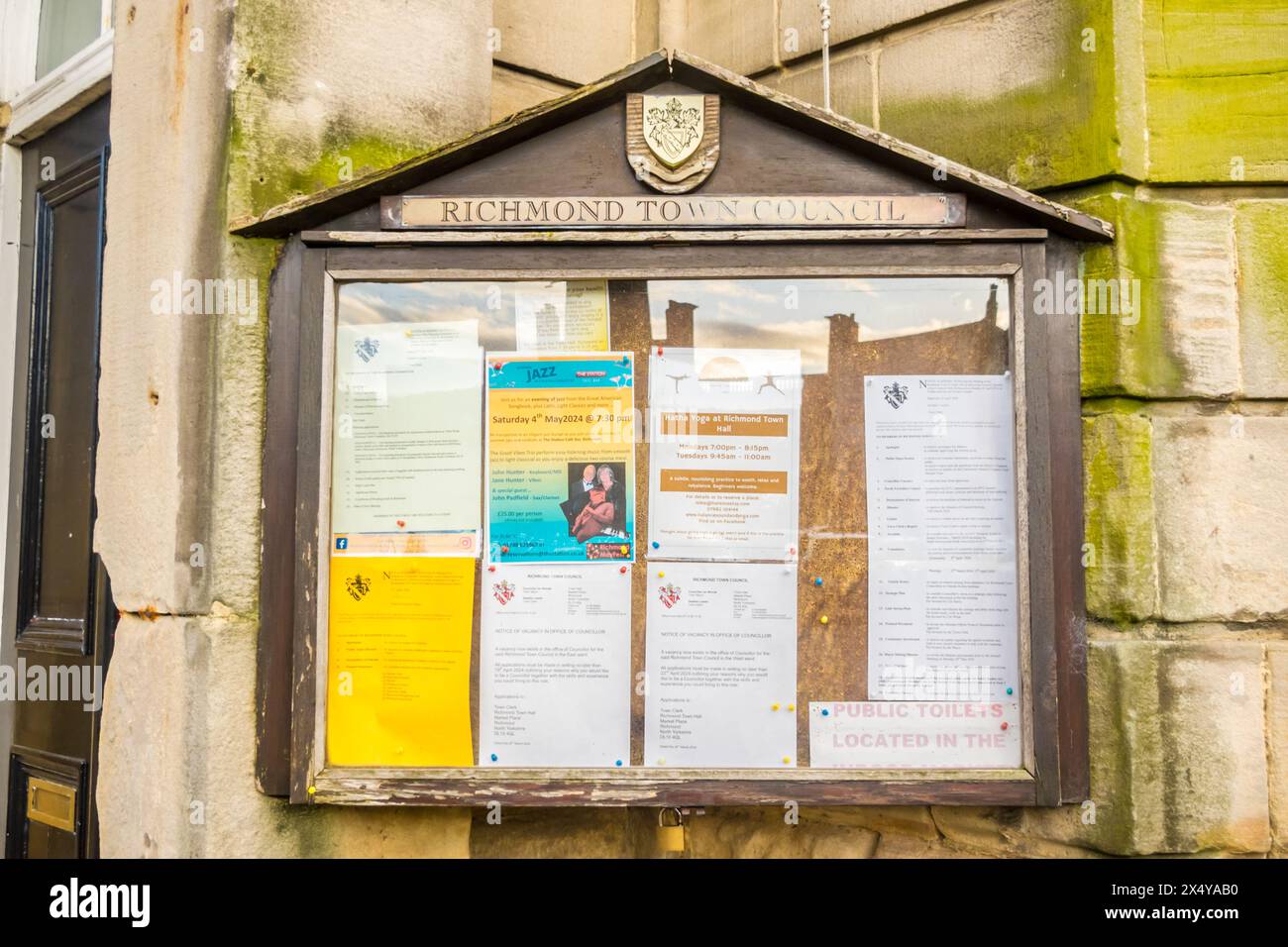 Richmond Town Council Notice Board in Glass Panel a Richmond, North Yorkshire Foto Stock