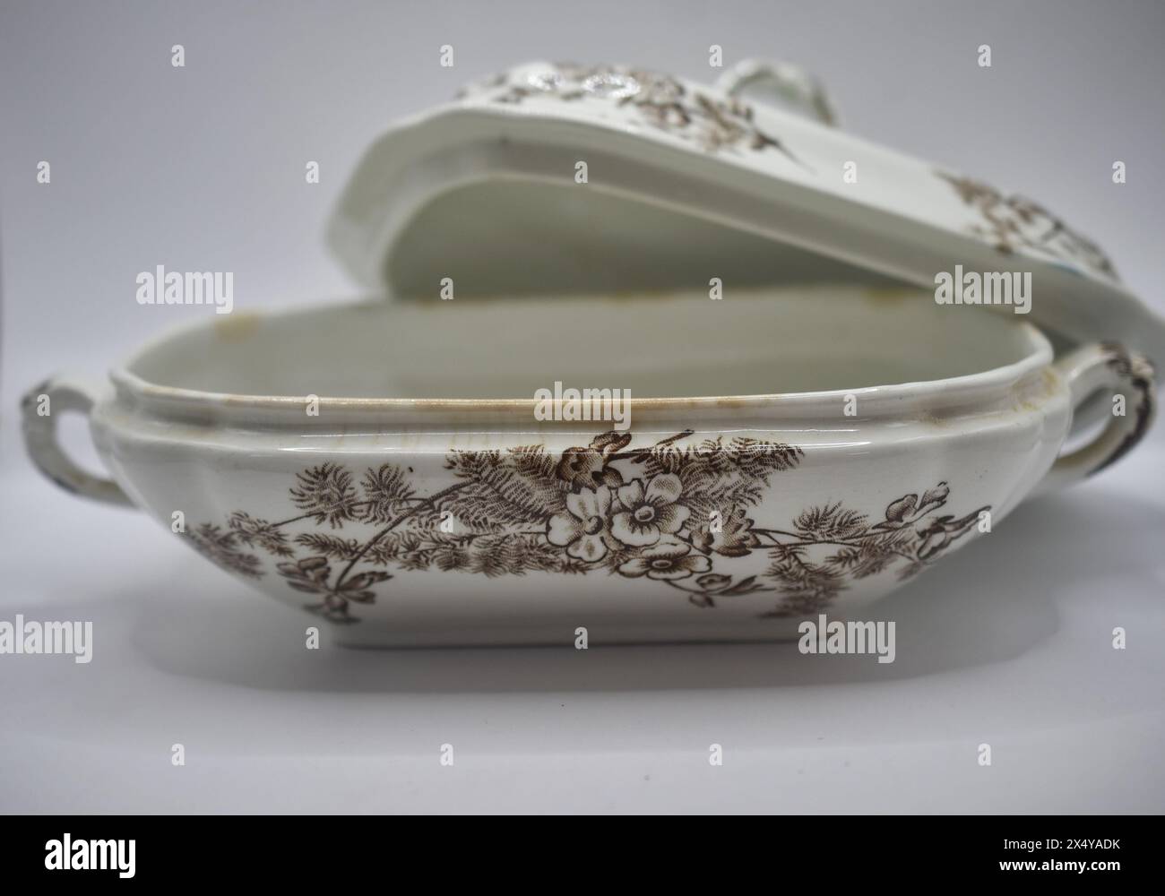 piatto da portata in porcellana antica con coperchio Foto Stock