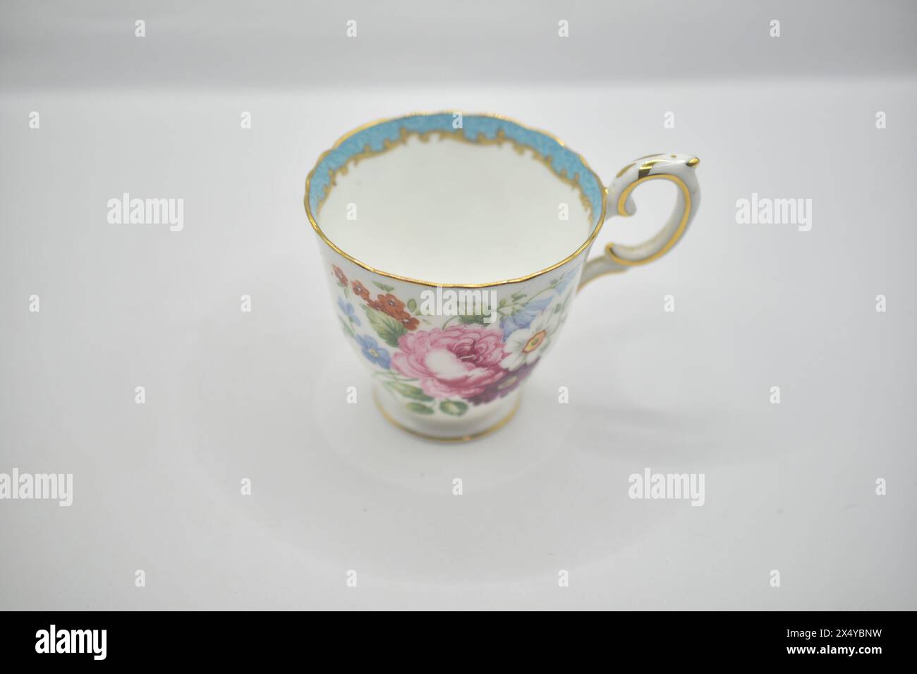 Tazza da tè alla porcellana con motivo floreale Foto Stock