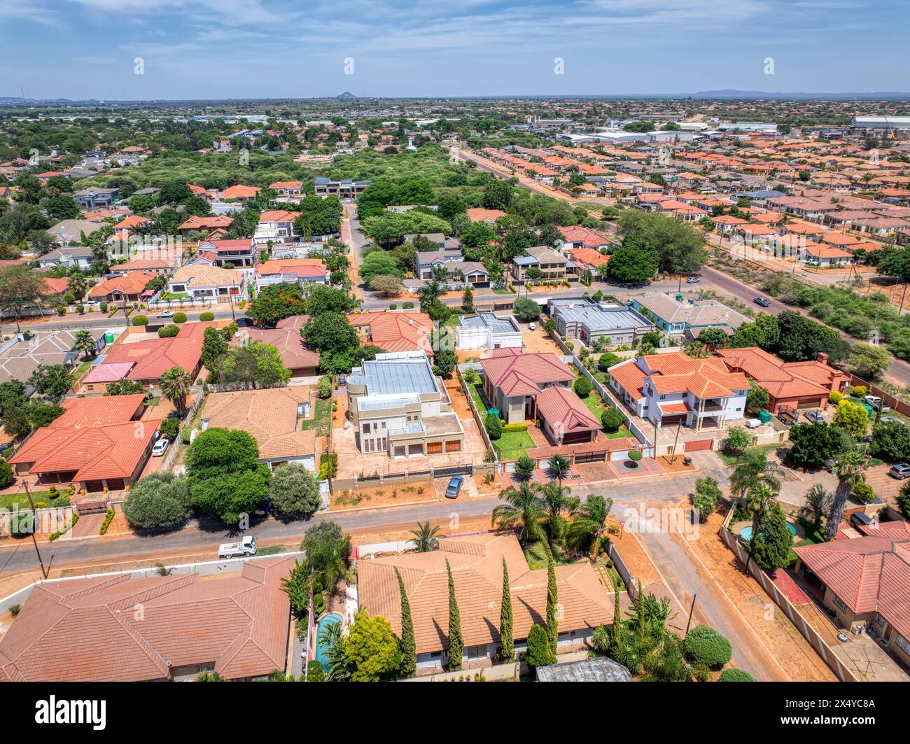 Gaborone veduta aerea drone prospettiva dell'area residenziale, sullo sfondo delle colline Foto Stock