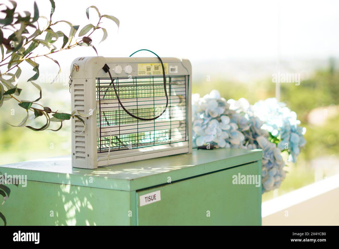 Un piccolo repellente per zanzare che è spento e usato come decorazione estetica della stanza Foto Stock