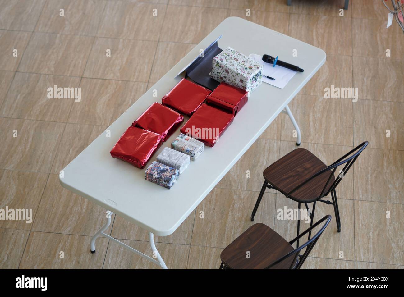 Regali posizionati su un tavolo bianco preparati per un evento Foto Stock