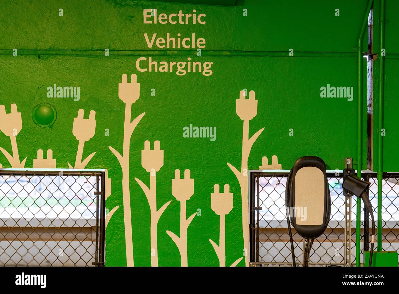 Primo piano di stazioni di ricarica per veicoli elettrici all'interno di un nuovo garage in cemento. Foto Stock