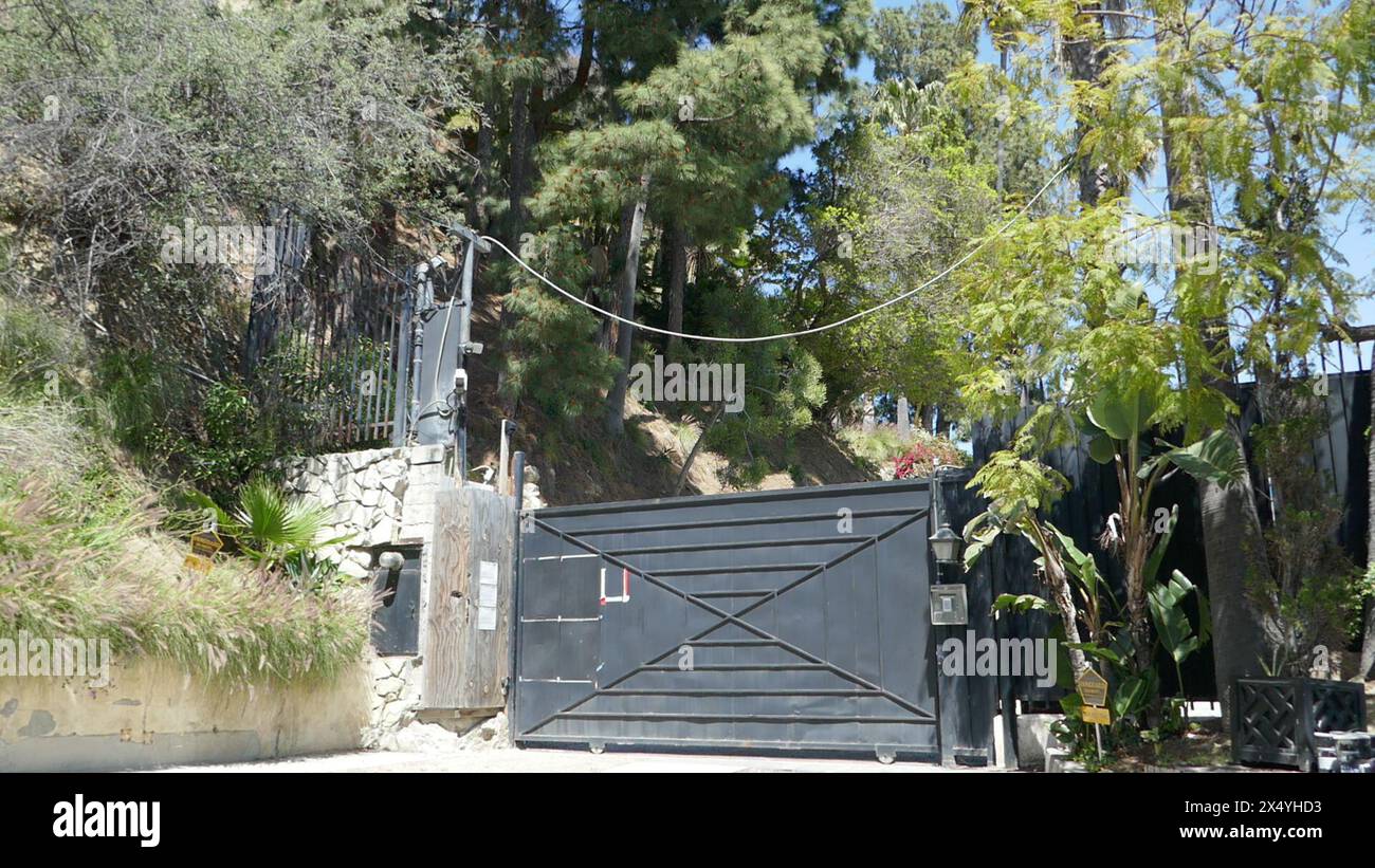 Los Angeles, California, USA 5 maggio 2024 The Beatles Musicians John Lennon, Paul McCartney, George Harrison e Ringo Starr Ex Home/House durante il tour del 1966 e l'attrice Drew Barrymore ex casa/casa al 7655 Curson Terrace il 5 maggio 2024 a Los Angeles, California, USA. Foto di Barry King/Alamy Stock Photo Foto Stock