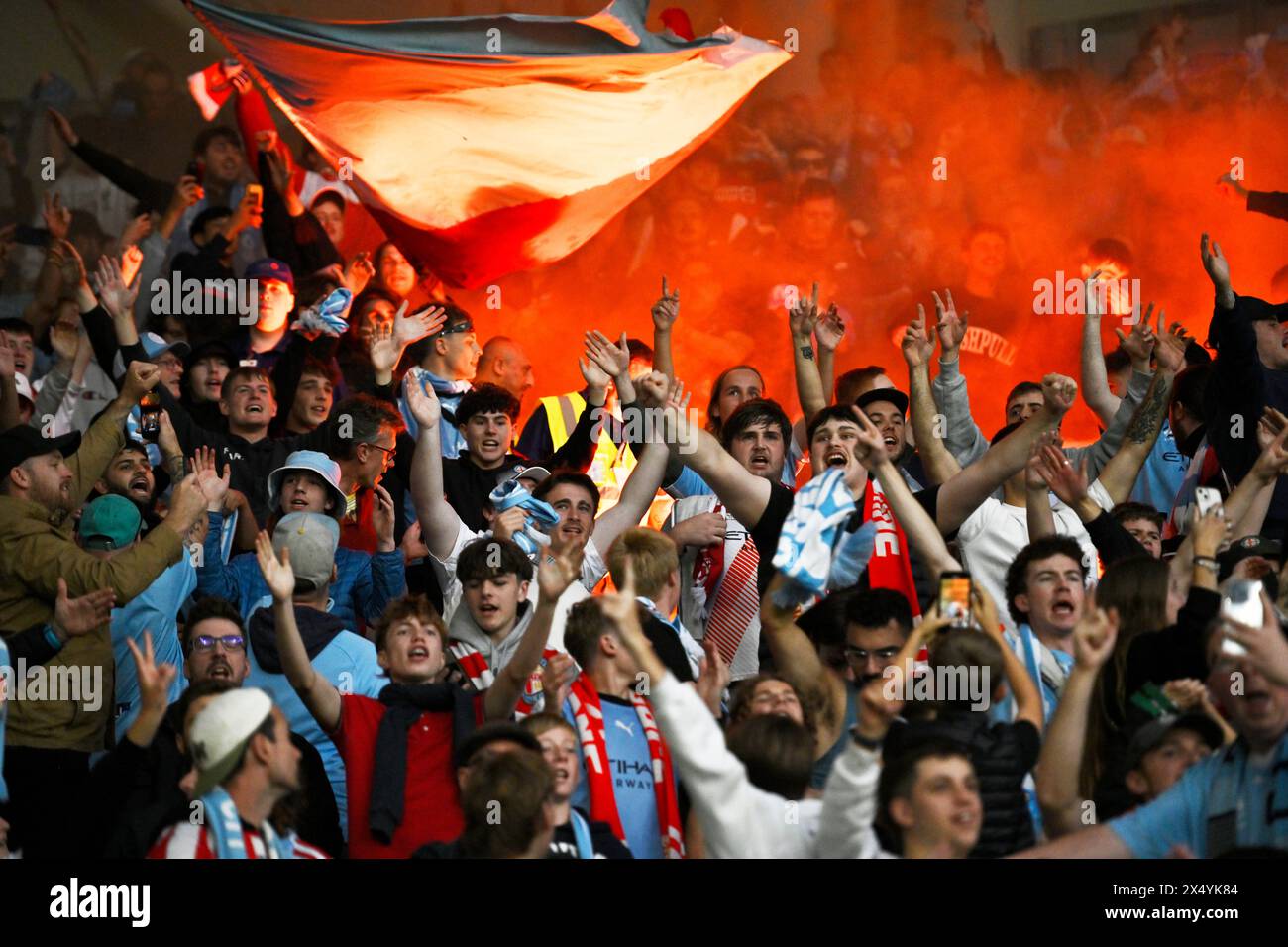 MELBOURNE, AUSTRALIA. 5 maggio 2024. Nella foto: I tifosi del Melbourne City cantano in tribuna con il bagliore rosso di bagliori sullo sfondo alle finali di eliminazione del calcio A Leagues, Melbourne Victory FC vs Melbourne City FC al Melbourne AAMI Park. Crediti: Karl Phillipson/Alamy Live News Foto Stock