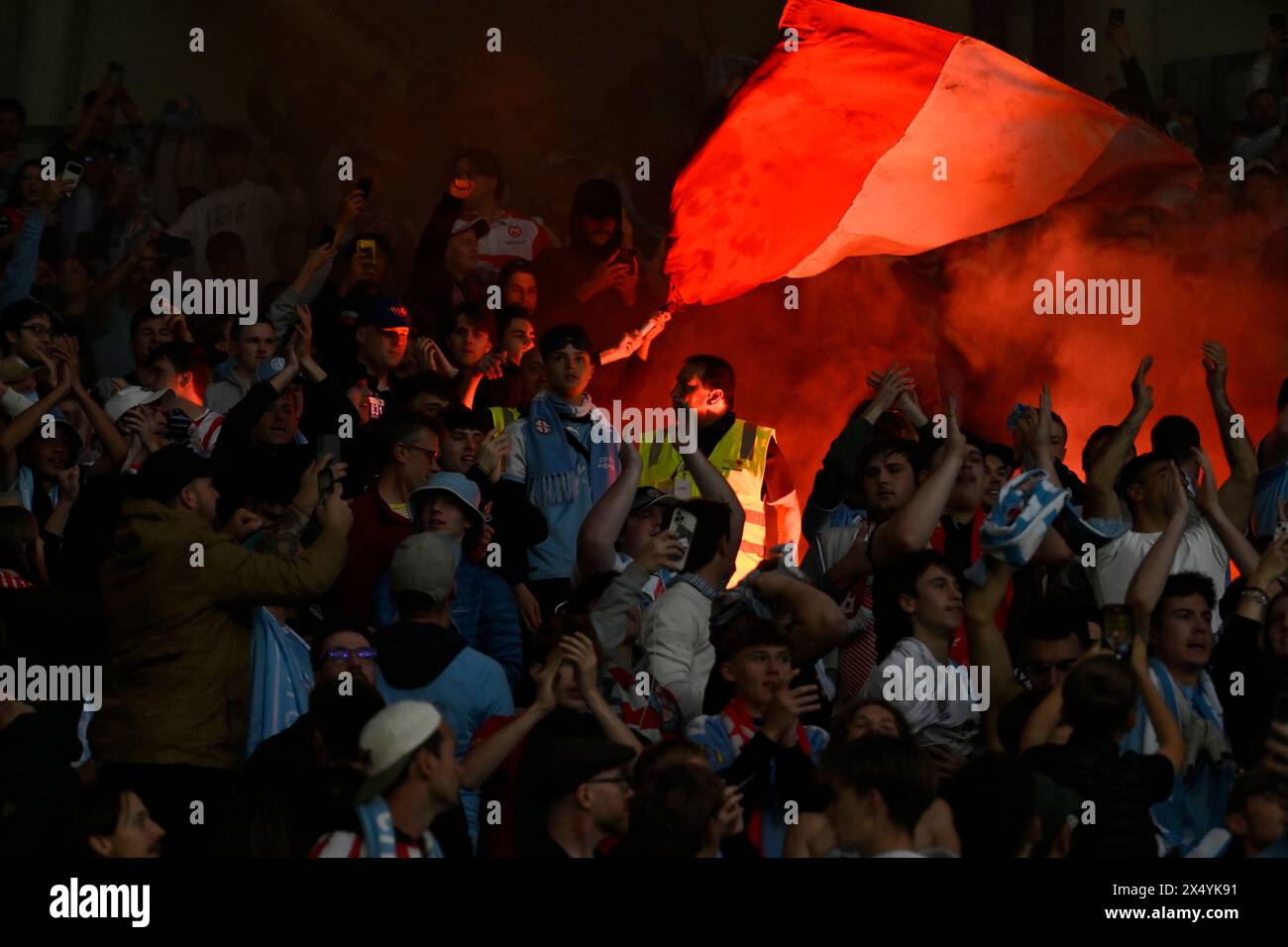 MELBOURNE, AUSTRALIA. 5 maggio 2024. Nella foto: I tifosi del Melbourne City cantano in tribuna con il bagliore rosso di bagliori sullo sfondo alle finali di eliminazione del calcio A Leagues, Melbourne Victory FC vs Melbourne City FC al Melbourne AAMI Park. Crediti: Karl Phillipson/Alamy Live News Foto Stock