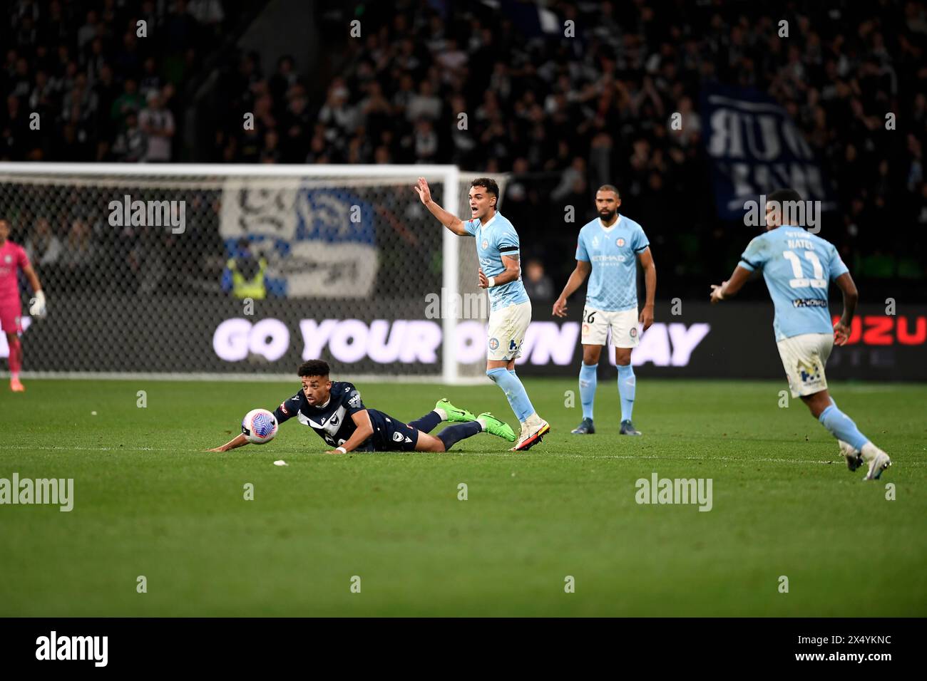 MELBOURNE, AUSTRALIA. 5 maggio 2024. Nella foto: Ben Folami(11) di Melbourne Victory sul campo dopo una spinta dal difensore del Melbourne City, il cileno Vicente Fernández(14) alle finali di eliminazione del calcio A Leagues, Melbourne Victory FC vs Melbourne City FC al Melbourne's AAMI Park. Crediti: Karl Phillipson/Alamy Live News Foto Stock