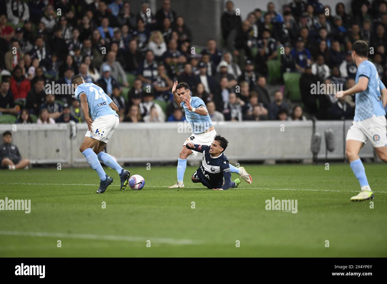 MELBOURNE, AUSTRALIA. 5 maggio 2024. Nella foto: Vicente Fernández del City tiene le mani in alto dopo che Daniel Arzani della Victory è sceso alle finali di eliminazione del calcio A Leagues, Melbourne Victory FC vs Melbourne City FC all'AAMI Park di Melbourne. Crediti: Karl Phillipson/Alamy Live News Foto Stock