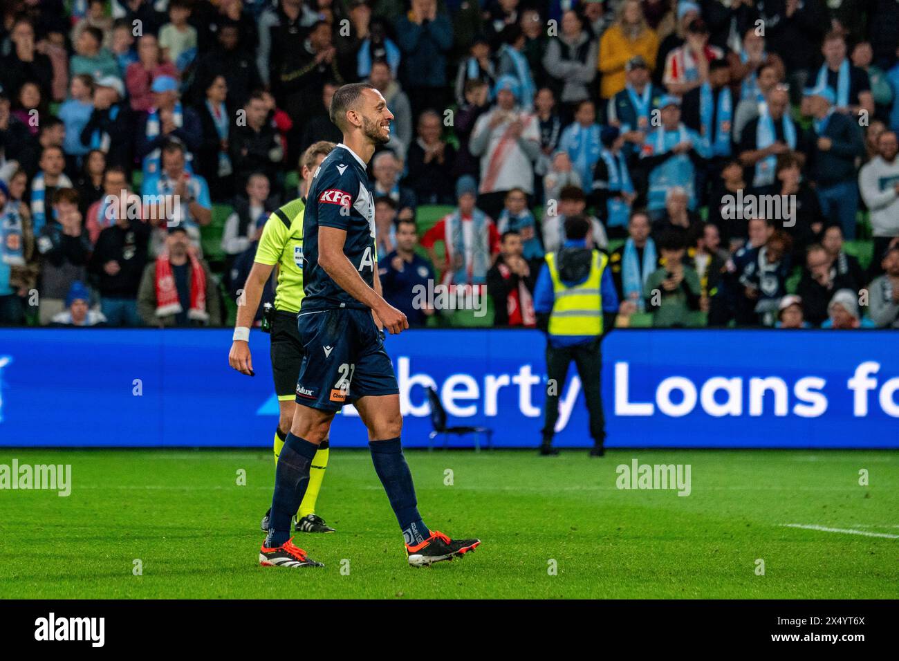 Melbourne, Australia. 5 maggio 2024. Melbourne Victory vs Melbourne City - 2024 Isuzu UTE A-League Men's Finals Series - Elimination Final 1 - AAMI Park. Il capitano della vittoria di Melbourne Roderick Miranda (#21) sorride dopo aver segnato il primo gol per il Melbourne Victory FC durante i calci di rigore durante la finale di A-League Men's Elimination 1 del 2024 tra Melbourne Victory FC e Melbourne City FC. Foto: James Forrester/Alamy Live News Foto Stock