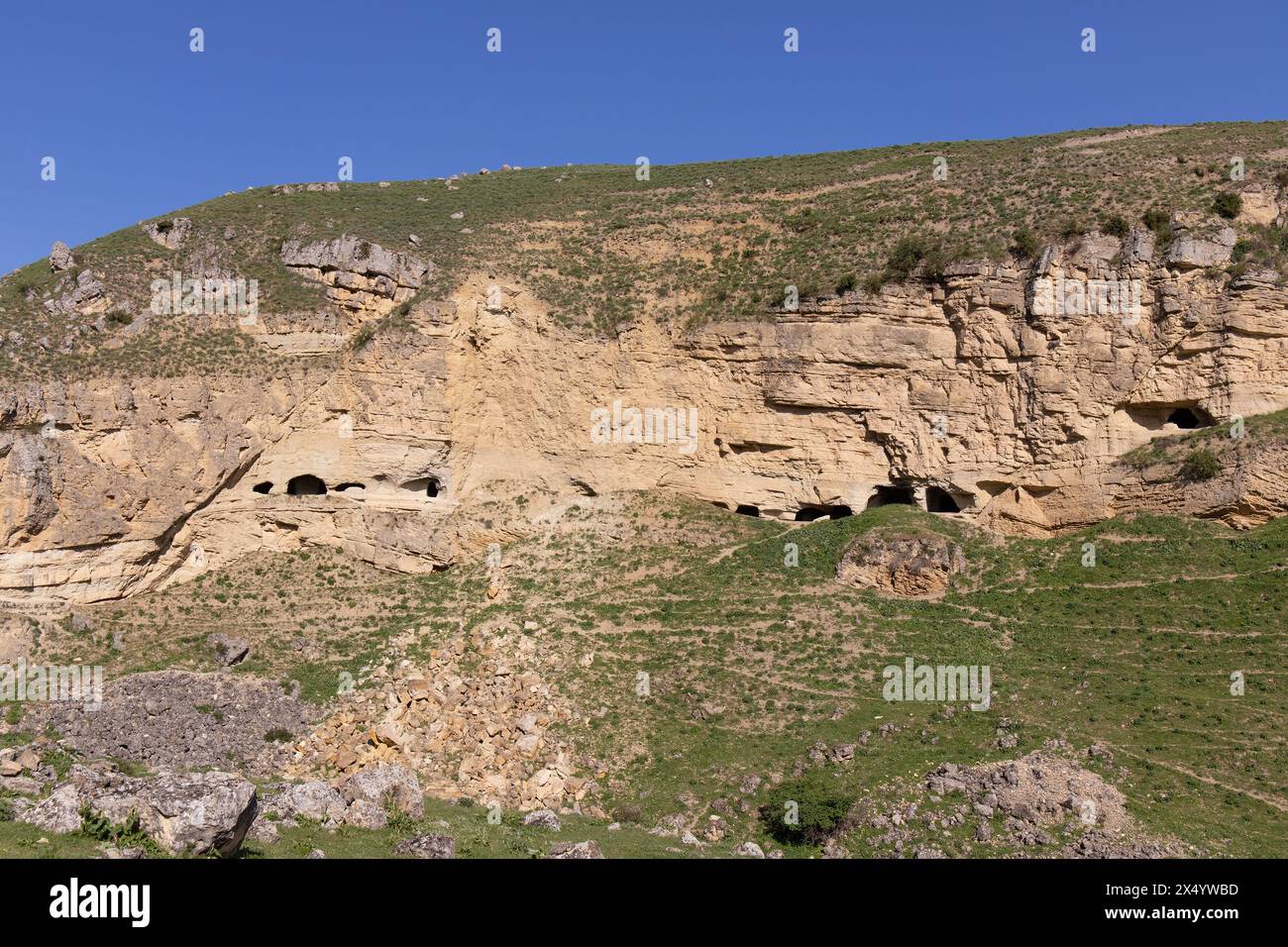 Bellissime montagne con grotte nel villaggio di Sundu. Shemakha. Azerbaigian. Foto Stock