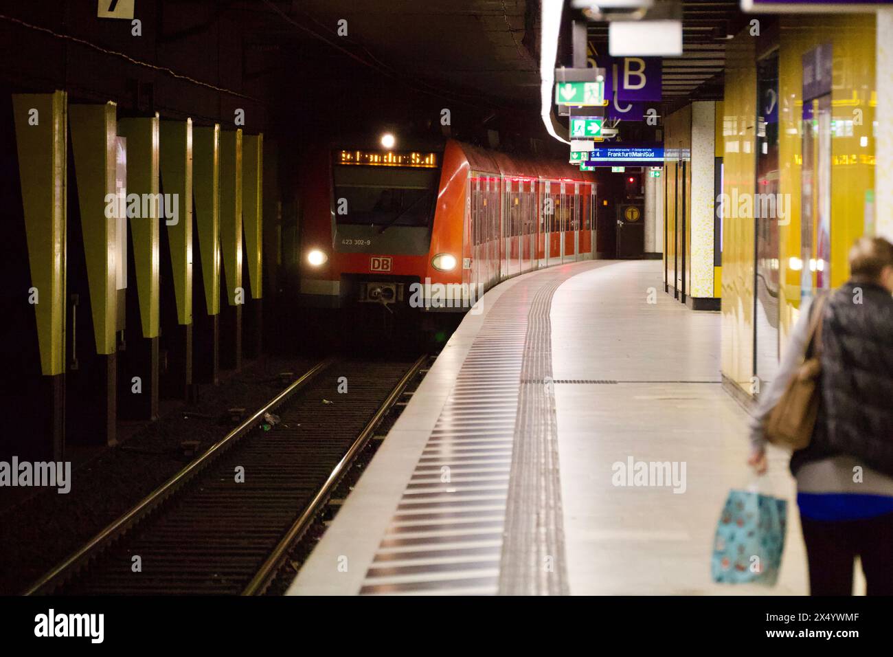 Francoforte sul meno, Germania, 5 maggio 2024. Un passeggero su una piattaforma ferroviaria. Foto Stock