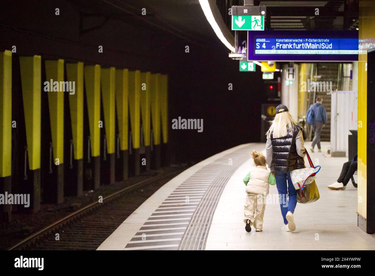 Francoforte sul meno, Germania, 5 maggio 2024. Un passeggero su una piattaforma ferroviaria. Foto Stock