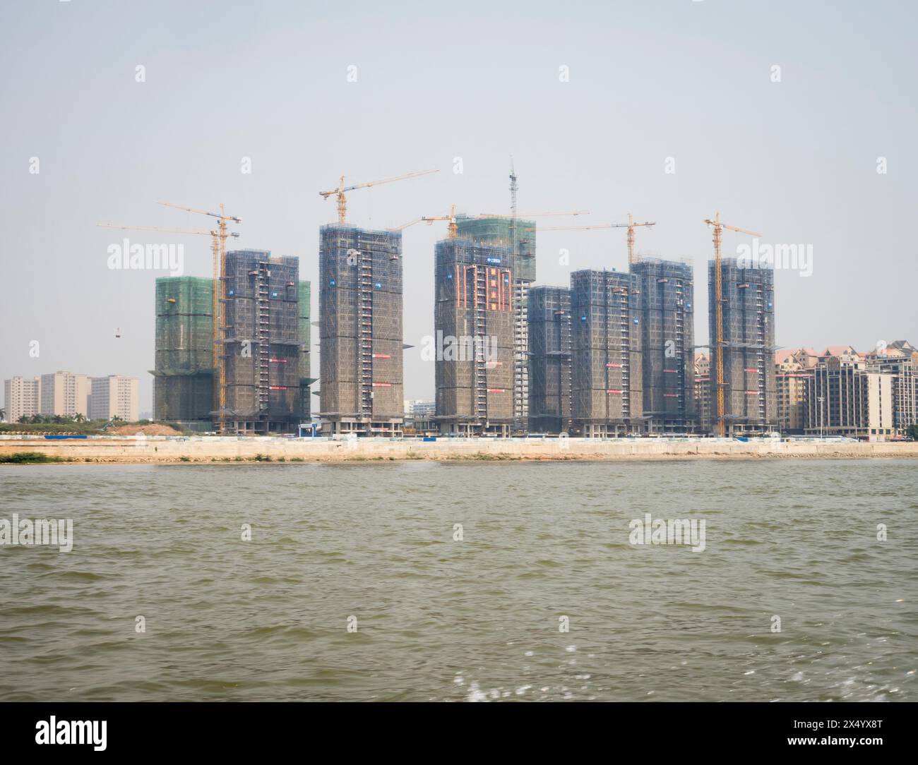 Van Pak Len, Laos - 28 marzo 2024: Edifici residenziali hirise in costruzione sulle rive del fiume Mekong a Van Pak Len (Laos). Foto Stock