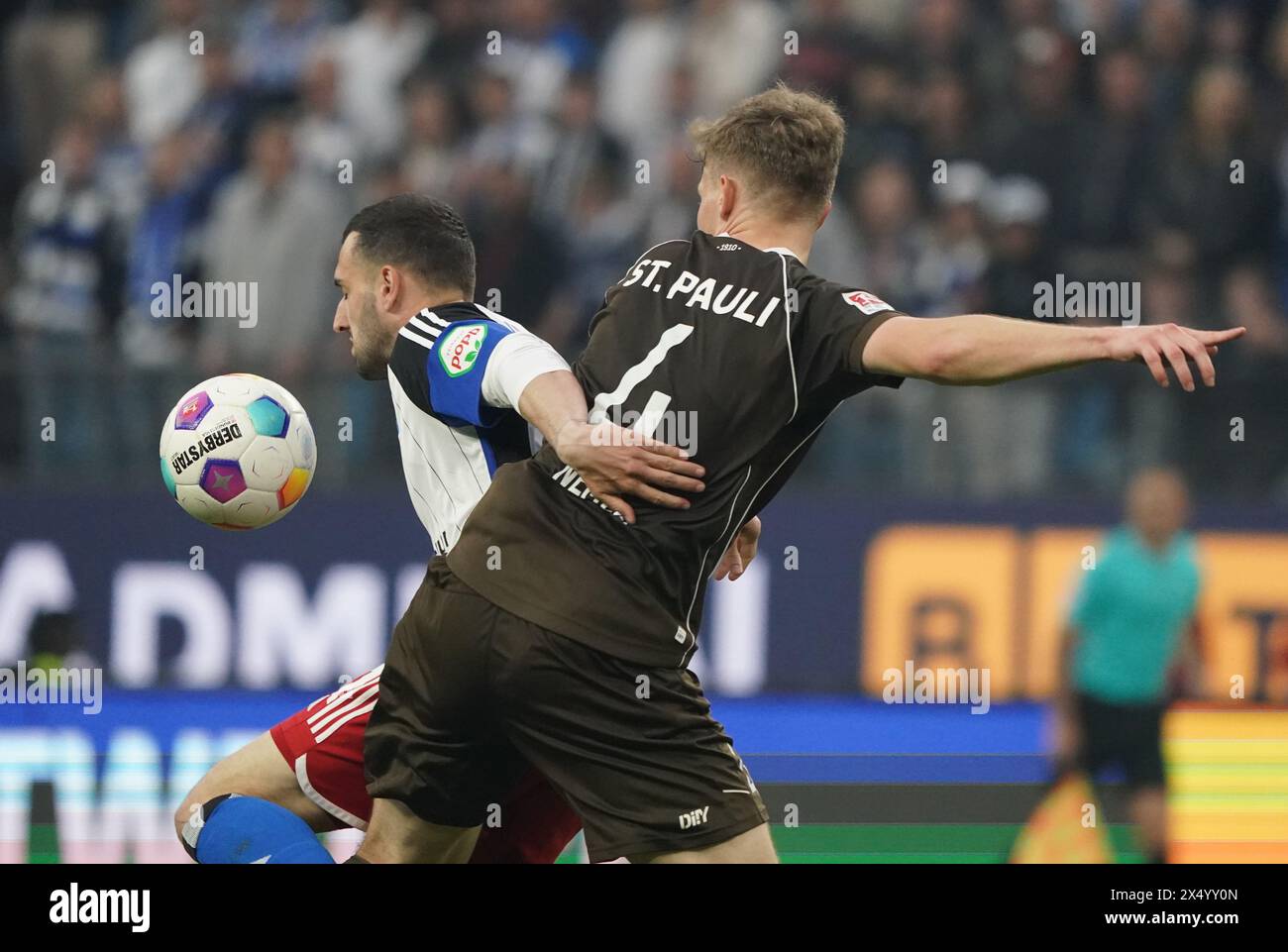 Amburgo, Germania. 3 maggio 2024. Calcio: Bundesliga 2, partita 32, Hamburger SV - FC St. Pauli, al Volksparkstadion. Levin Öztunali (l) di Amburgo e David Nemeth di St. Pauli in azione. Credito: Marcus Brandt/dpa - NOTA IMPORTANTE: in conformità con i regolamenti della DFL German Football League e della DFB German Football Association, è vietato utilizzare o far utilizzare fotografie scattate nello stadio e/o della partita sotto forma di immagini sequenziali e/o serie di foto video./dpa/Alamy Live News Foto Stock