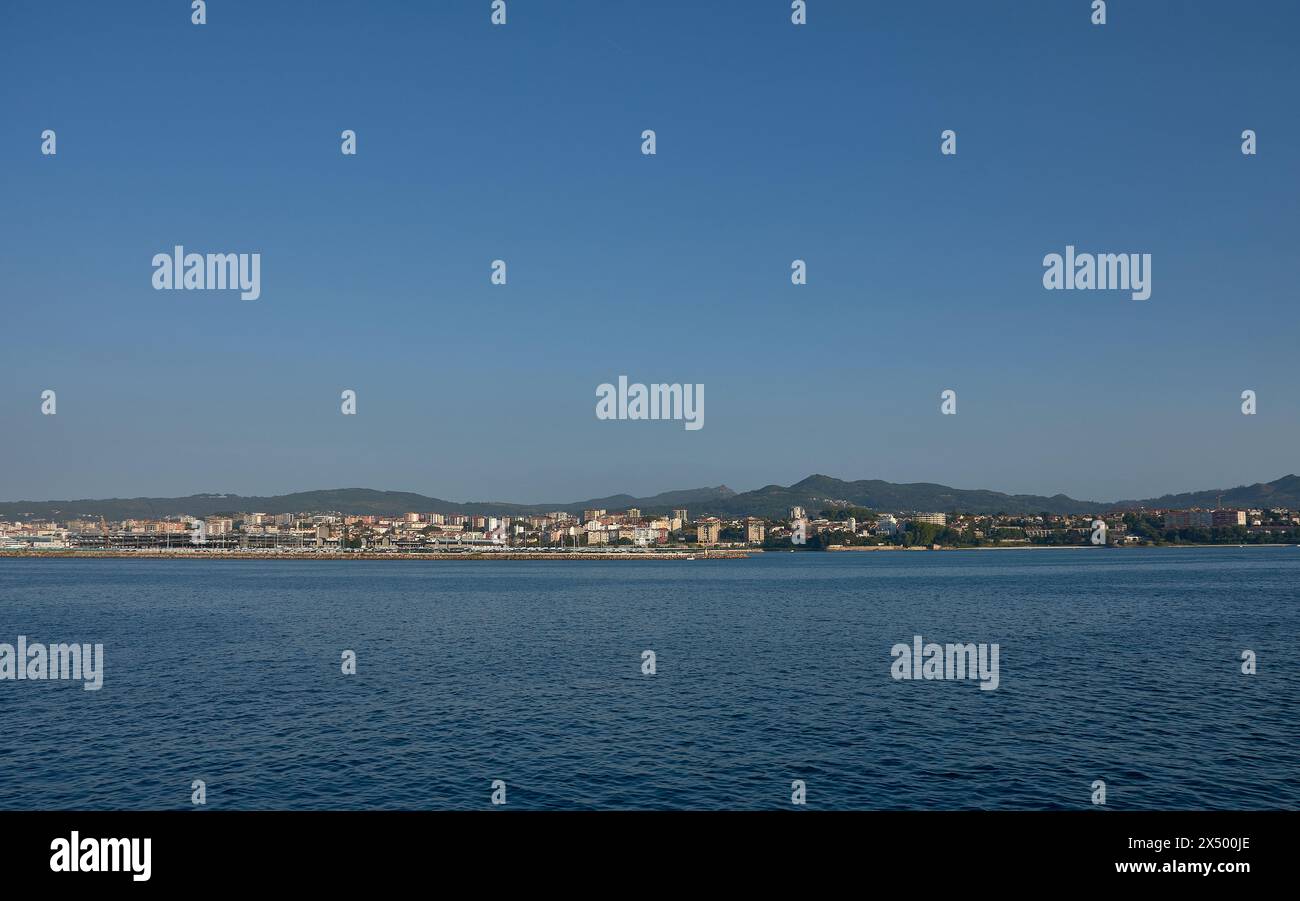 Il popoloso quartiere di pescatori di Bouzas nella città di Vigo visto da una barca nella Ria de Vigo Foto Stock