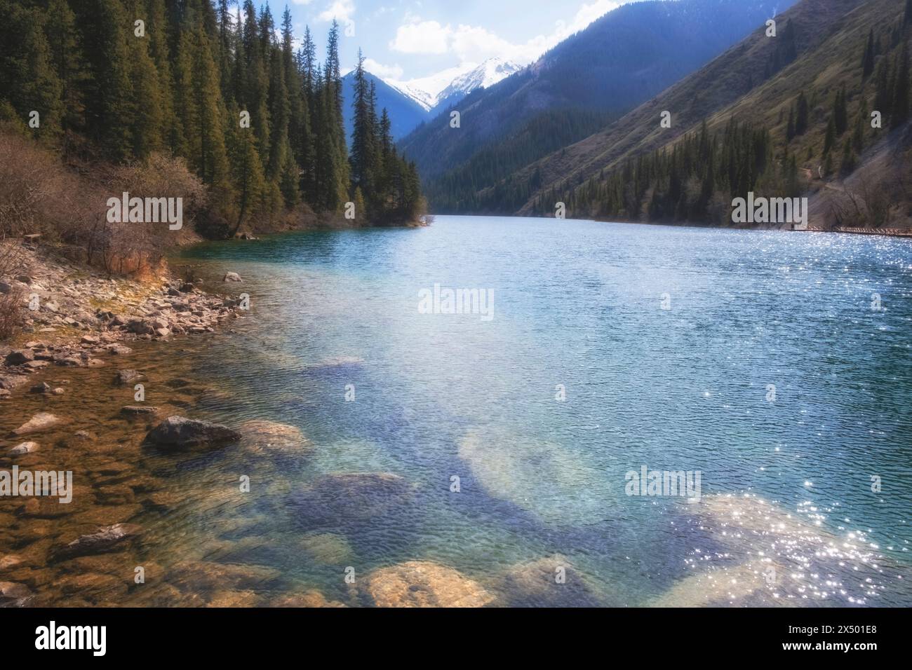 Acqua trasparente di un lago di montagna nella foresta. Laghi Kolsai in Kazakistan Foto Stock