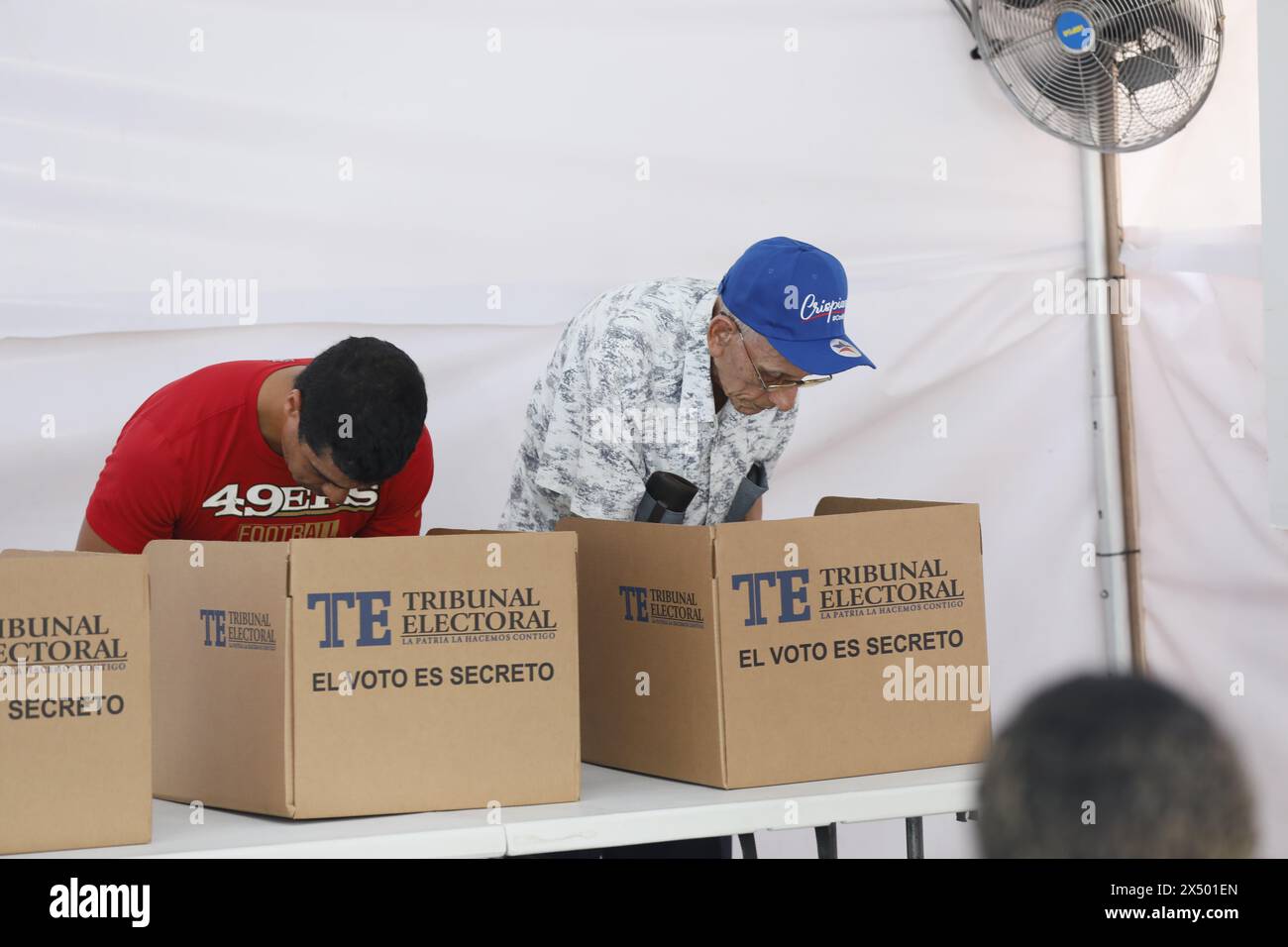 Panama City, Panama. 5 maggio 2024. Le persone votano in un seggio elettorale durante le elezioni presidenziali a Panama City, Panama, 5 maggio 2024. Il tribunale elettorale di Panama, domenica tarda, ha dichiarato Jose Raul Mulino, il candidato dell'alleanza di opposizione composto dal partito degli obiettivi realizzatori e dal movimento Alianza, come il vincitore delle elezioni presidenziali dopo un conteggio preliminare di oltre il 85% dei seggi elettorali. Crediti: Daniel Gonzalez/Xinhua/Alamy Live News Foto Stock