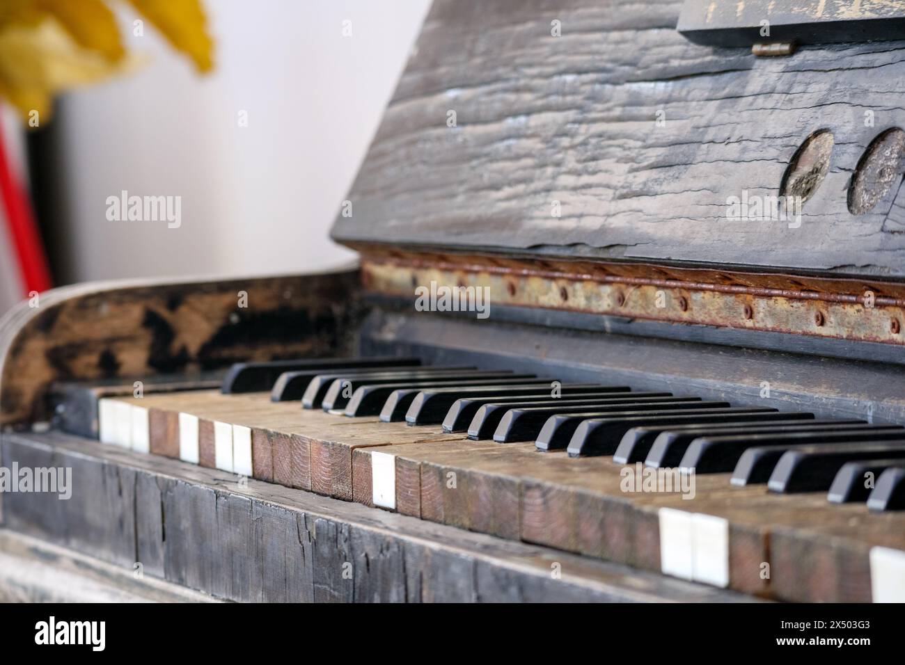vecchio pianoforte in legno nel campo con una tastiera in legno Foto Stock