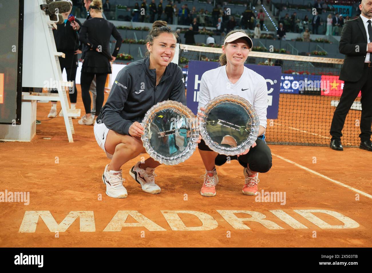 Sara Sorribes e Cristina Bucsa durante il loro match nella finale di doppio femminile al mutua Madrid Open contro Barbora Krejcikova e Laura Siegemu Foto Stock