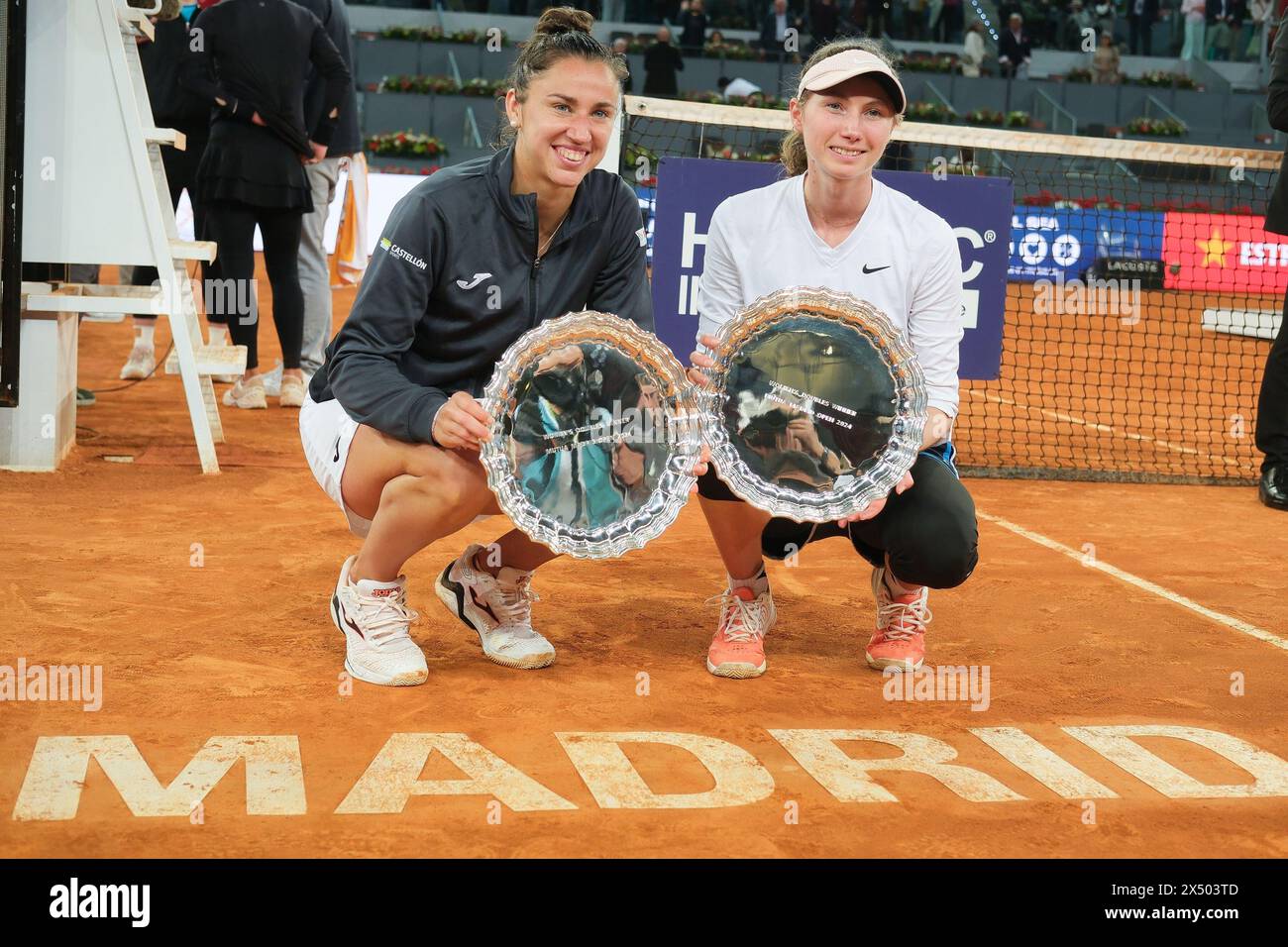 Sara Sorribes e Cristina Bucsa durante il loro match nella finale di doppio femminile al mutua Madrid Open contro Barbora Krejcikova e Laura Siegemu Foto Stock