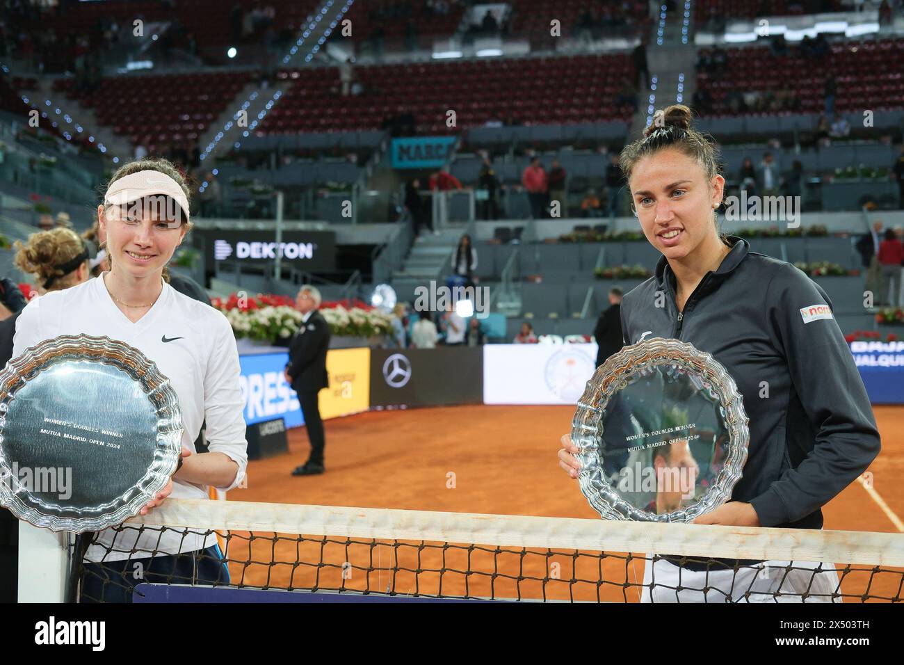 Sara Sorribes e Cristina Bucsa durante il loro match nella finale di doppio femminile al mutua Madrid Open contro Barbora Krejcikova e Laura Siegemu Foto Stock