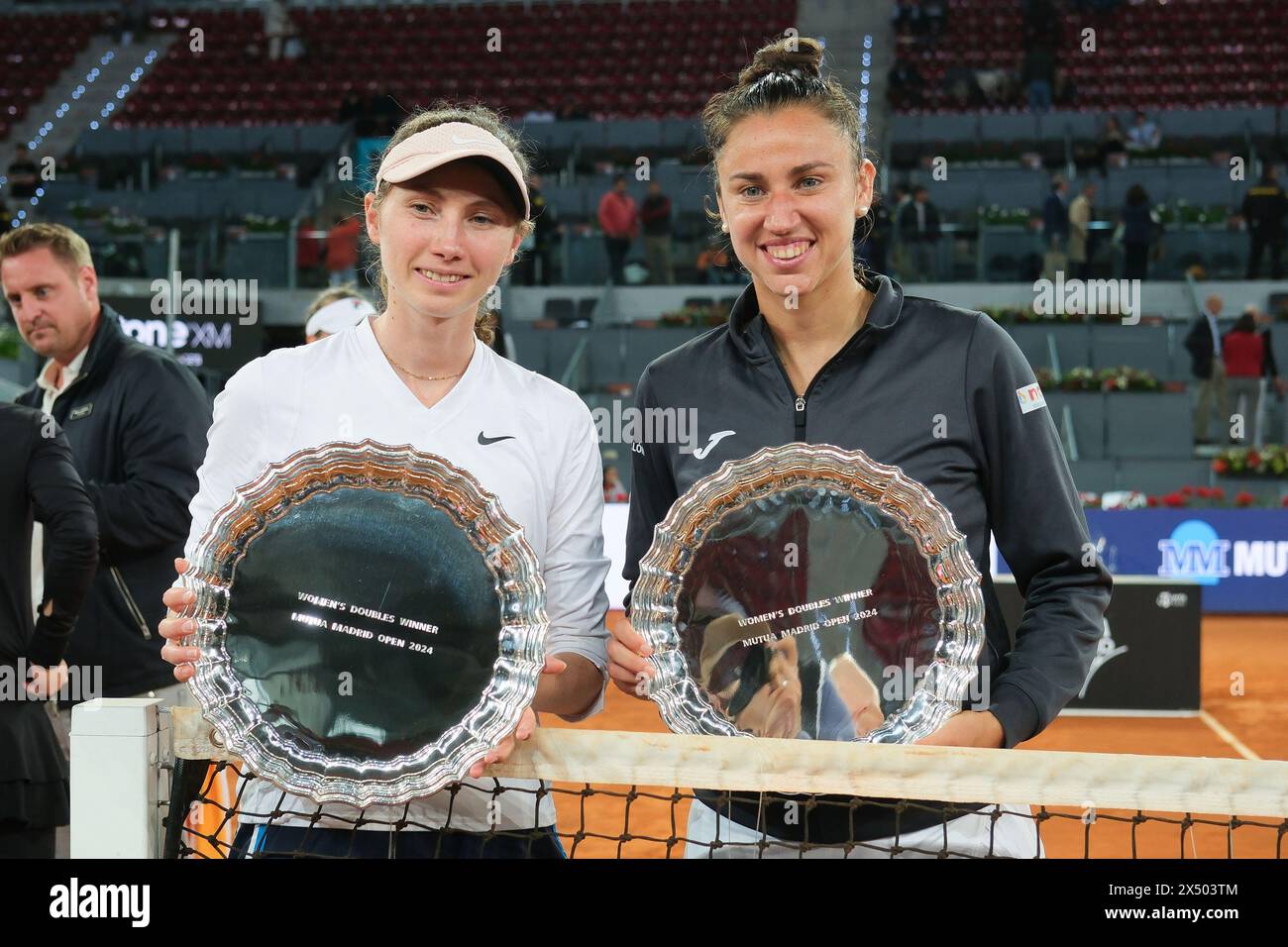 Sara Sorribes e Cristina Bucsa durante il loro match nella finale di doppio femminile al mutua Madrid Open contro Barbora Krejcikova e Laura Siegemu Foto Stock