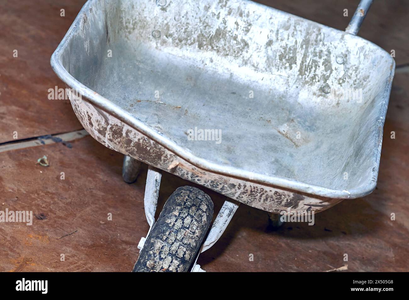 Carriola in metallo da costruzione, vari rifiuti dopo la riparazione Foto Stock