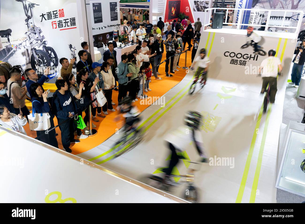Pechino, Cina. 5 maggio 2024. Gli atleti si esibiscono presso lo stand di COOGHI durante la 32a China International Bicycle Fair nella zona est di Shanghai, 5 maggio 2024. L'evento è iniziato qui domenica, attirando circa 1.460 imprese a partecipare. Crediti: CAI Yang/Xinhua/Alamy Live News Foto Stock