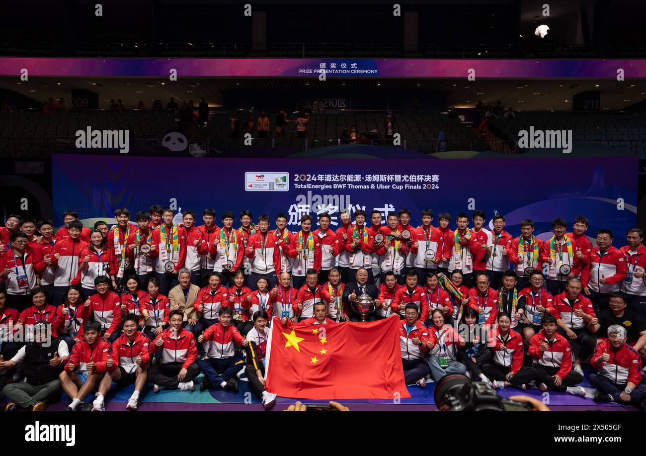 Pechino, la provincia cinese del Sichuan. 5 maggio 2024. Il Team China posa per la fotografia dopo la cerimonia di premiazione delle finali della Coppa Thomas BWF a Chengdu, nella provincia del Sichuan, nel sud-ovest della Cina, il 5 maggio 2024. Crediti: Jiang Hongjing/Xinhua/Alamy Live News Foto Stock