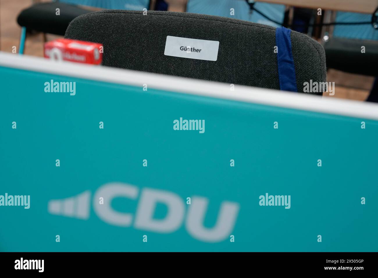 36) Bundesparteitag der CDU Deutschland 2024 Leerer Platz mit dem Namensschild von Daniel Guenther vor dem Beginn des Parteitag der CDU Deutschland 2024, Berlin06.05.2024 Berlin Berlin Deutschland *** 36 Conferenza federale del partito della CDU Germania 2024 piazza vuota con il nome Daniel Guenthers prima dell'inizio della conferenza del partito CDU Germania 2024, Berlino 06 05 2024 Berlino Berlino Germania Foto Stock