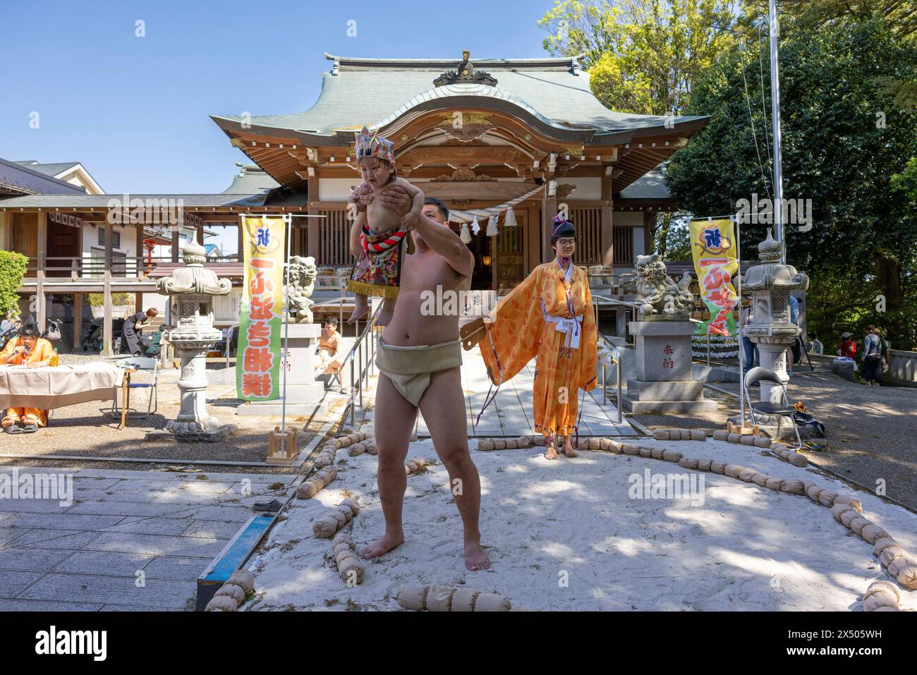 Yokohama, Giappone. 5 maggio 2024. Il bambino pianto viene sollevato in aria da un lottatore di sumo prima di un Nakizumo match. Yokohama, 5 maggio 2024. - 20240505 PD2708 credito: APA-PictureDesk/Alamy Live News Foto Stock