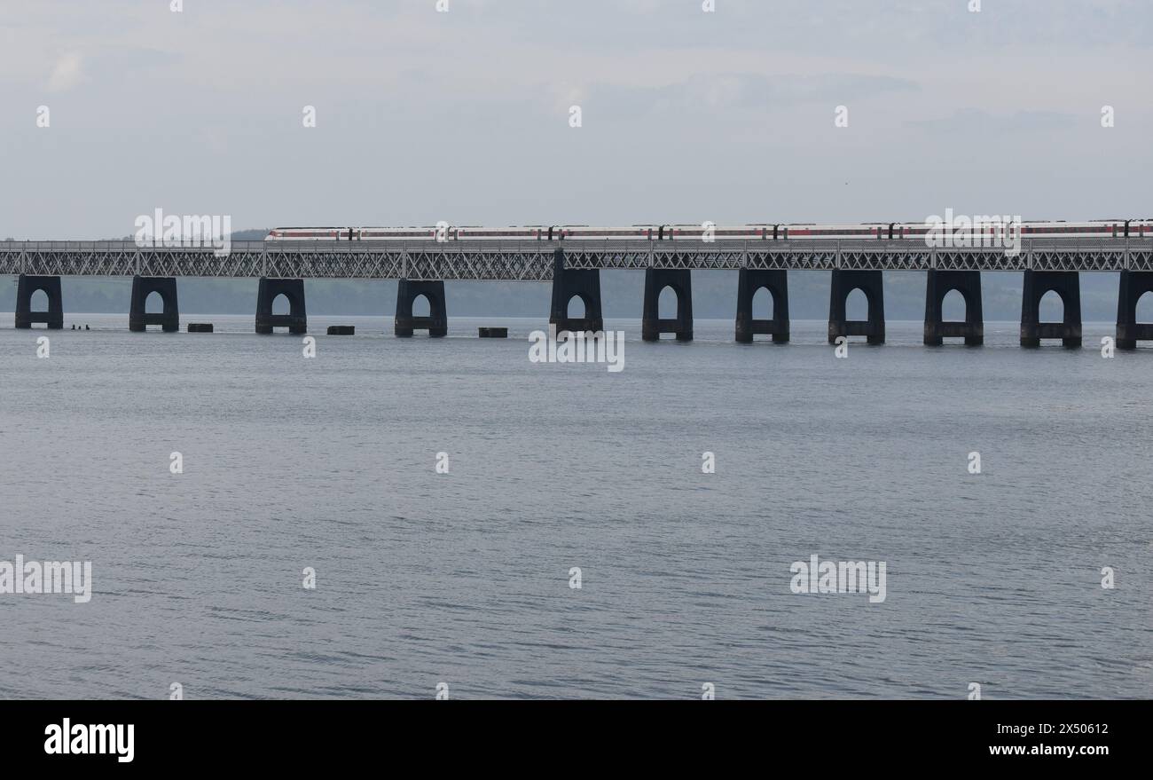 Un treno LNER diretto a Londra attraversa il Tay Bridge, lasciando Dundee, in Scozia. Foto Stock