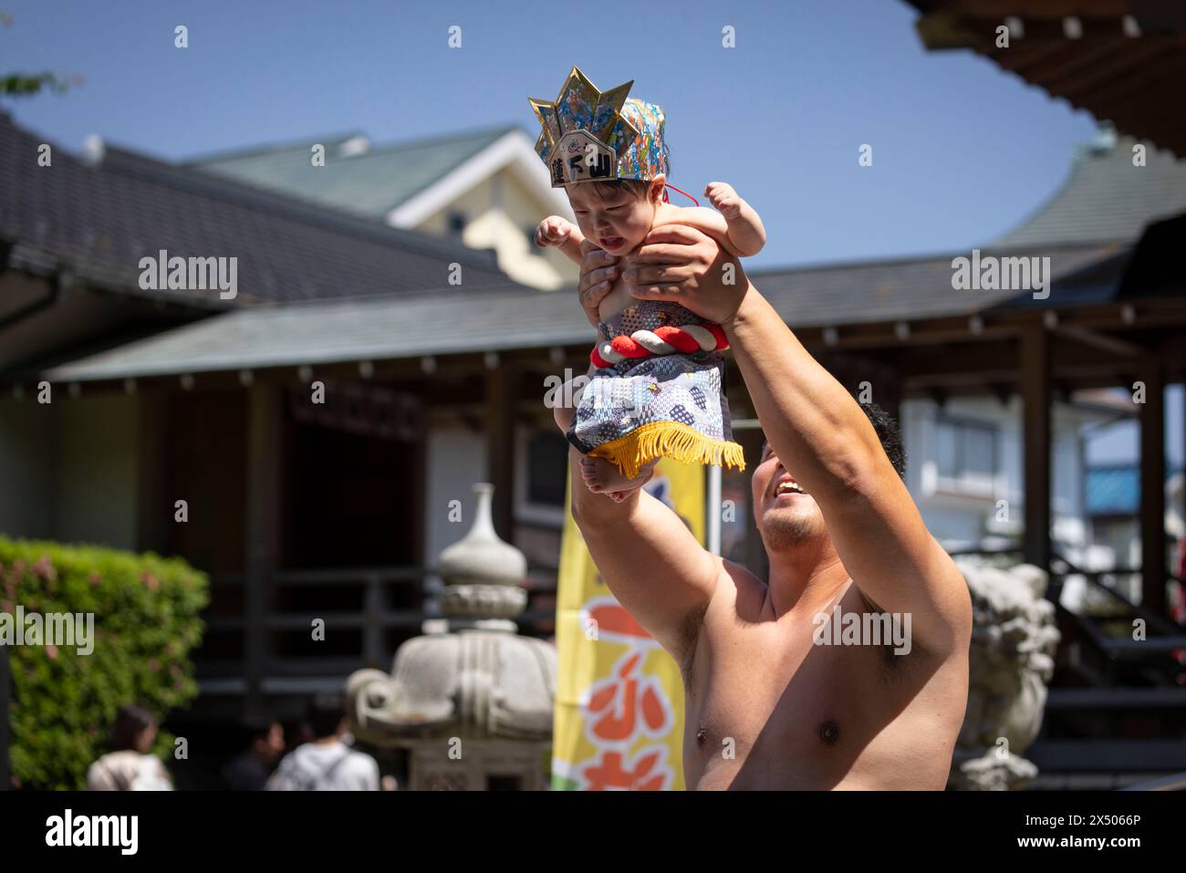 Yokohama, Giappone. 5 maggio 2024. Il bambino pianto viene sollevato in aria da un lottatore di sumo durante Nakizumo. Yokohama, 5 maggio 2024. - 20240505 PD2656 credito: APA-PictureDesk/Alamy Live News Foto Stock