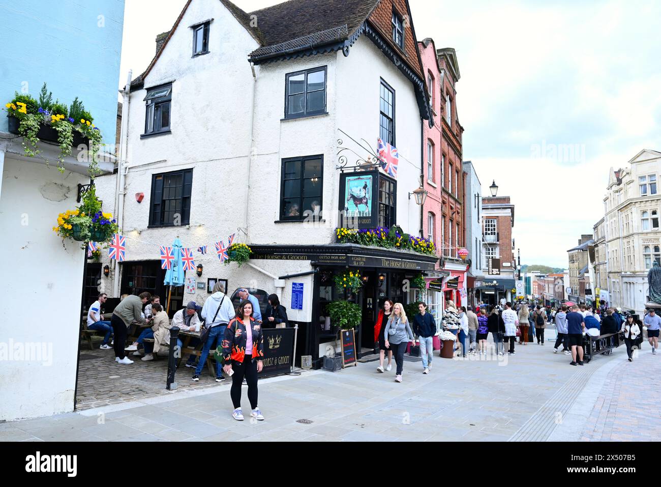 Windsor in primavera offre una gamma di cultura tradizionale britannica, con negozi di articoli da regalo, ristoranti e negozi che offrono cucina tradizionale britannica Fudge e cucina da tutto il mondo. Semplicemente la giornata perfetta per attrarre visitatori da tutto il mondo ... Foto Stock